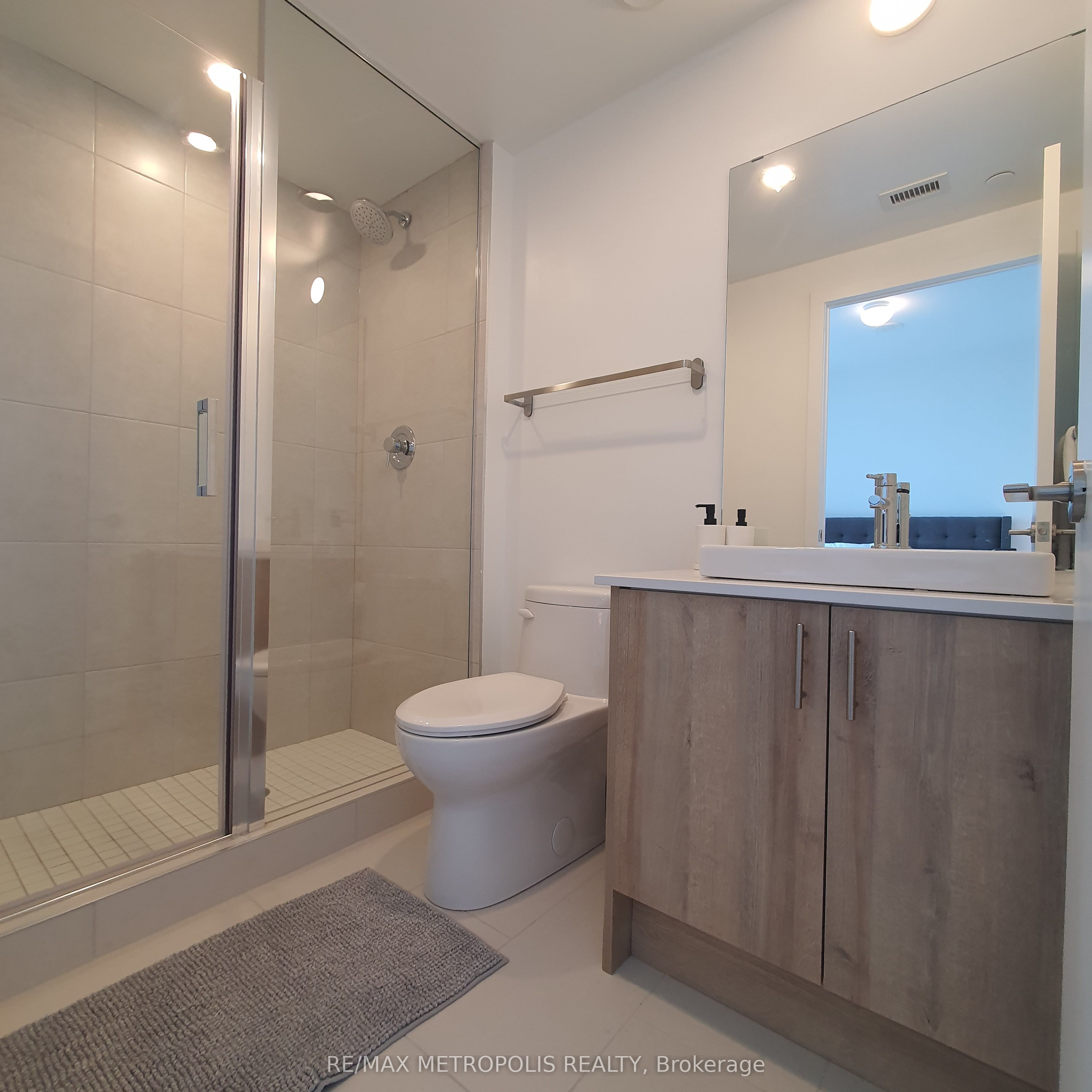 1195 The Queensway N/a 607 Property Photo 9