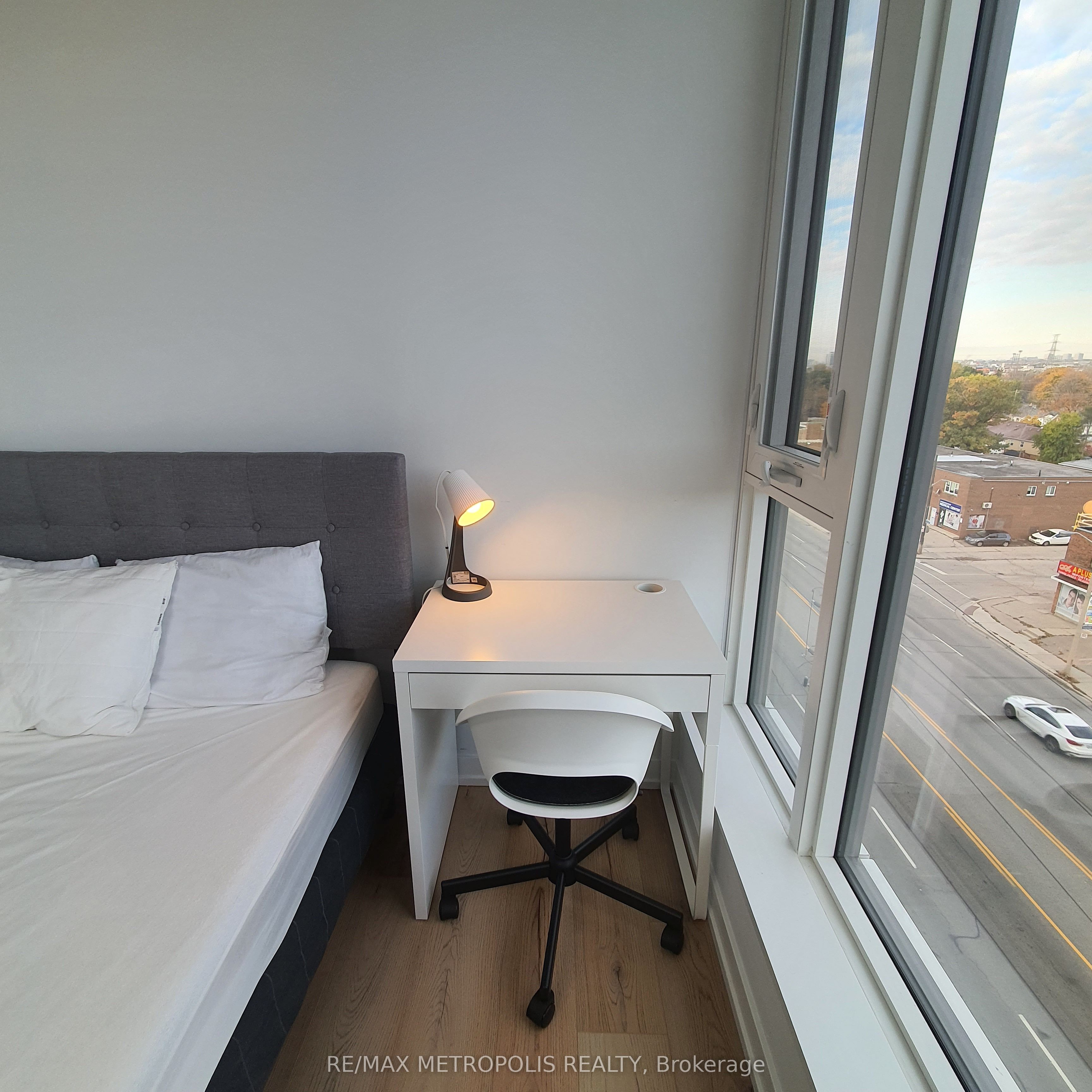 1195 The Queensway N/a 607 Property Photo 12