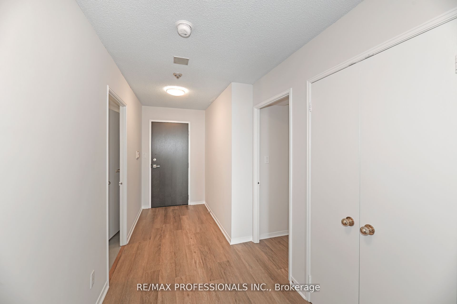 2269 Lakeshore Boulevard W 2004 Property Photo 2