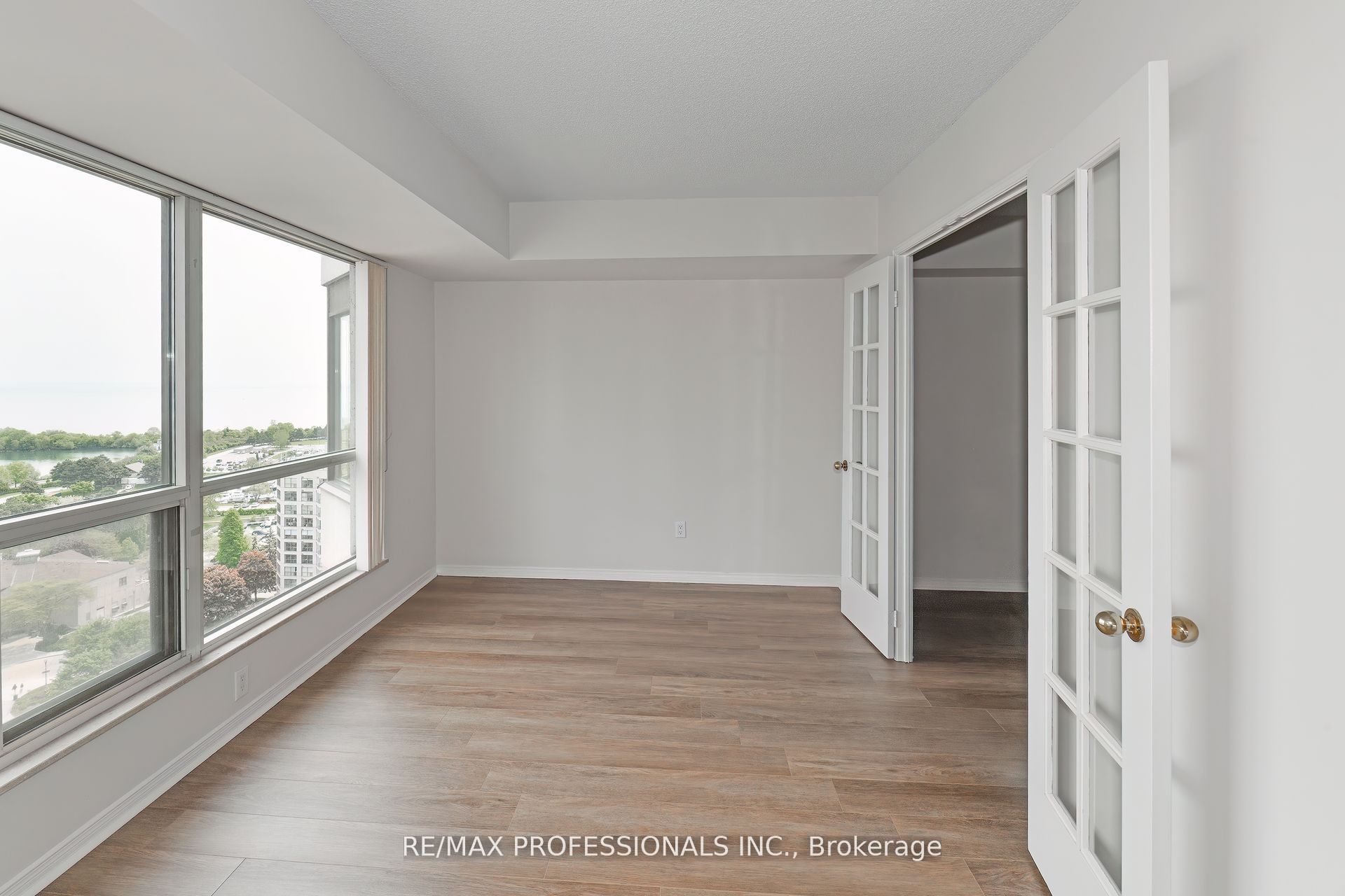 2269 Lakeshore Boulevard W 2004 Property Photo 7