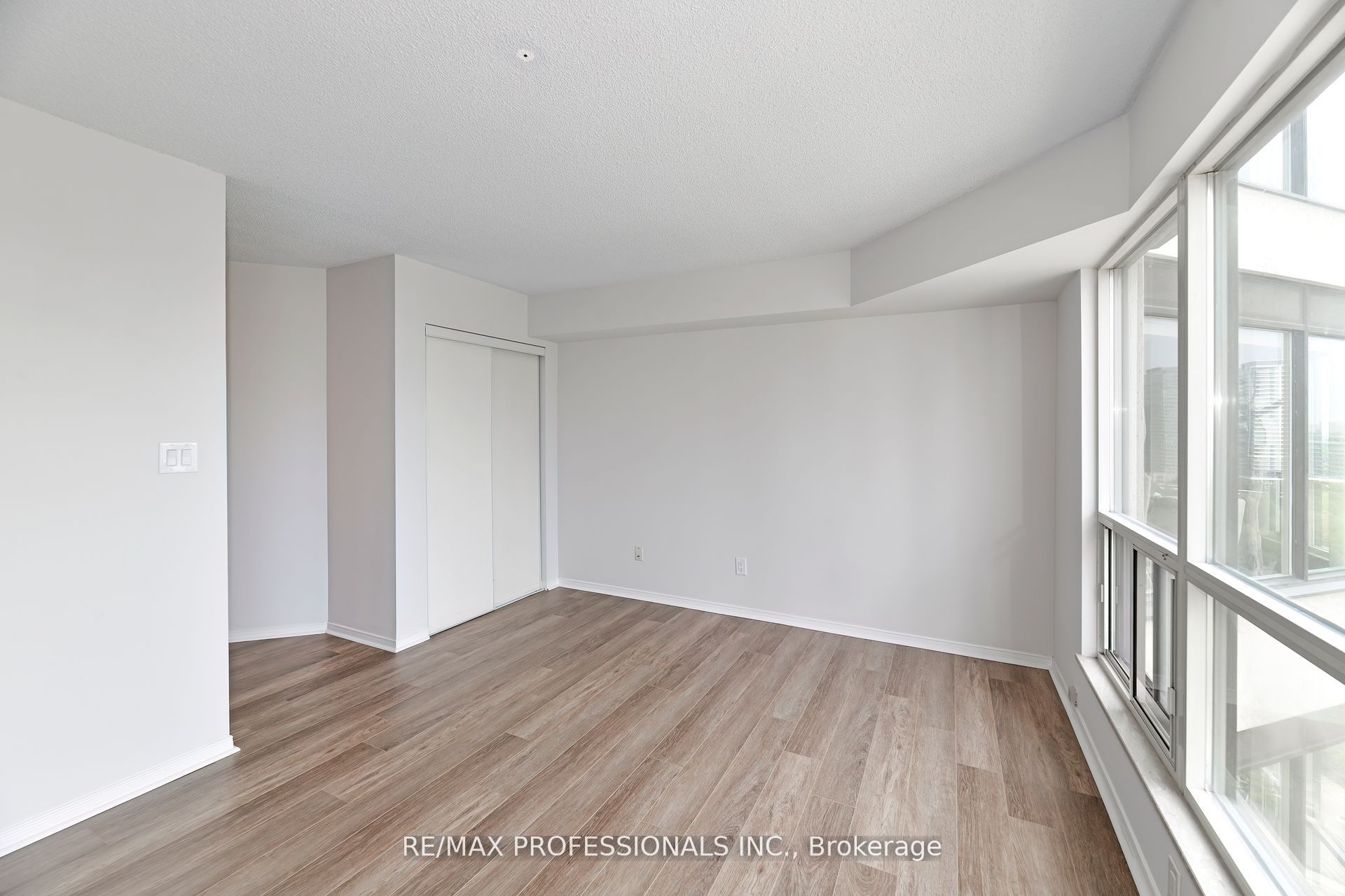 2269 Lakeshore Boulevard W 2004 Property Photo 18