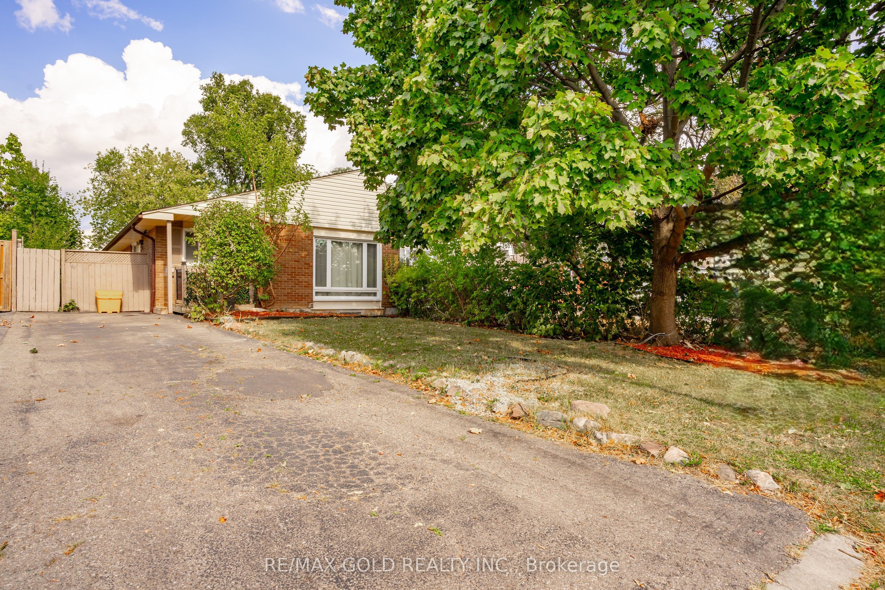 4 Deeside Crescent Property Photo 1