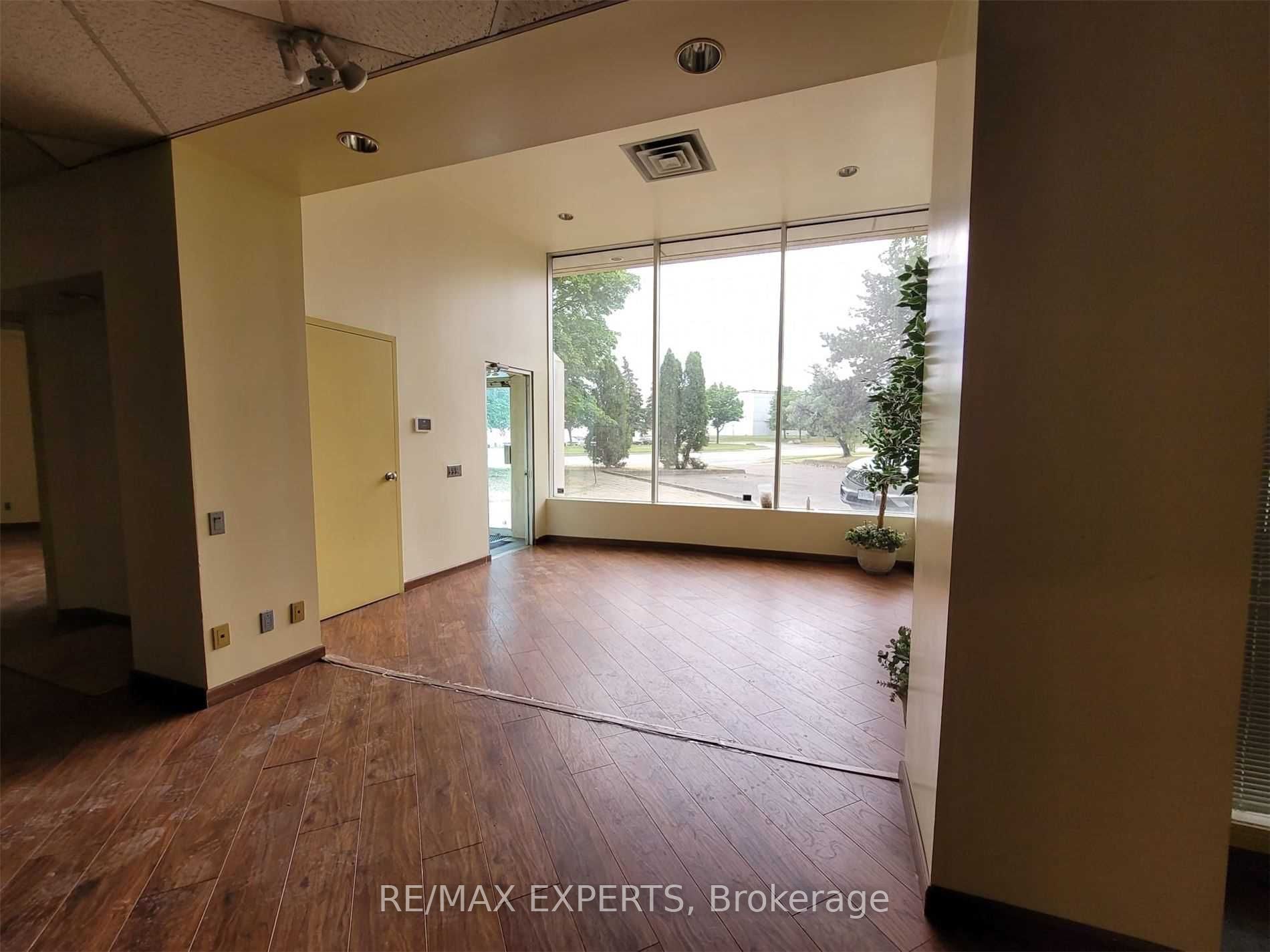 1611 Courtneypark Drive E Property Photo 2