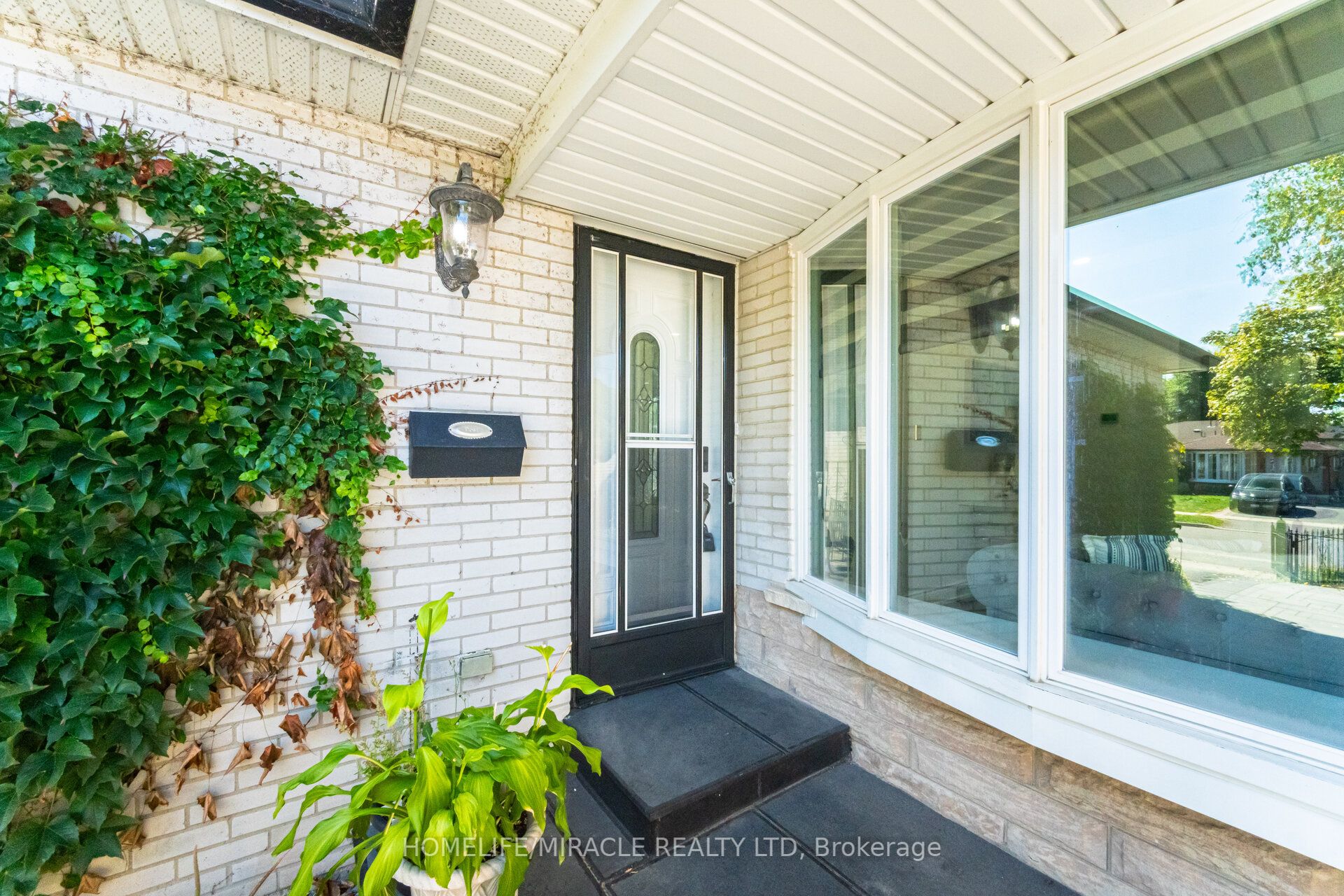 764 Eaglemount Crescent Property Photo 6