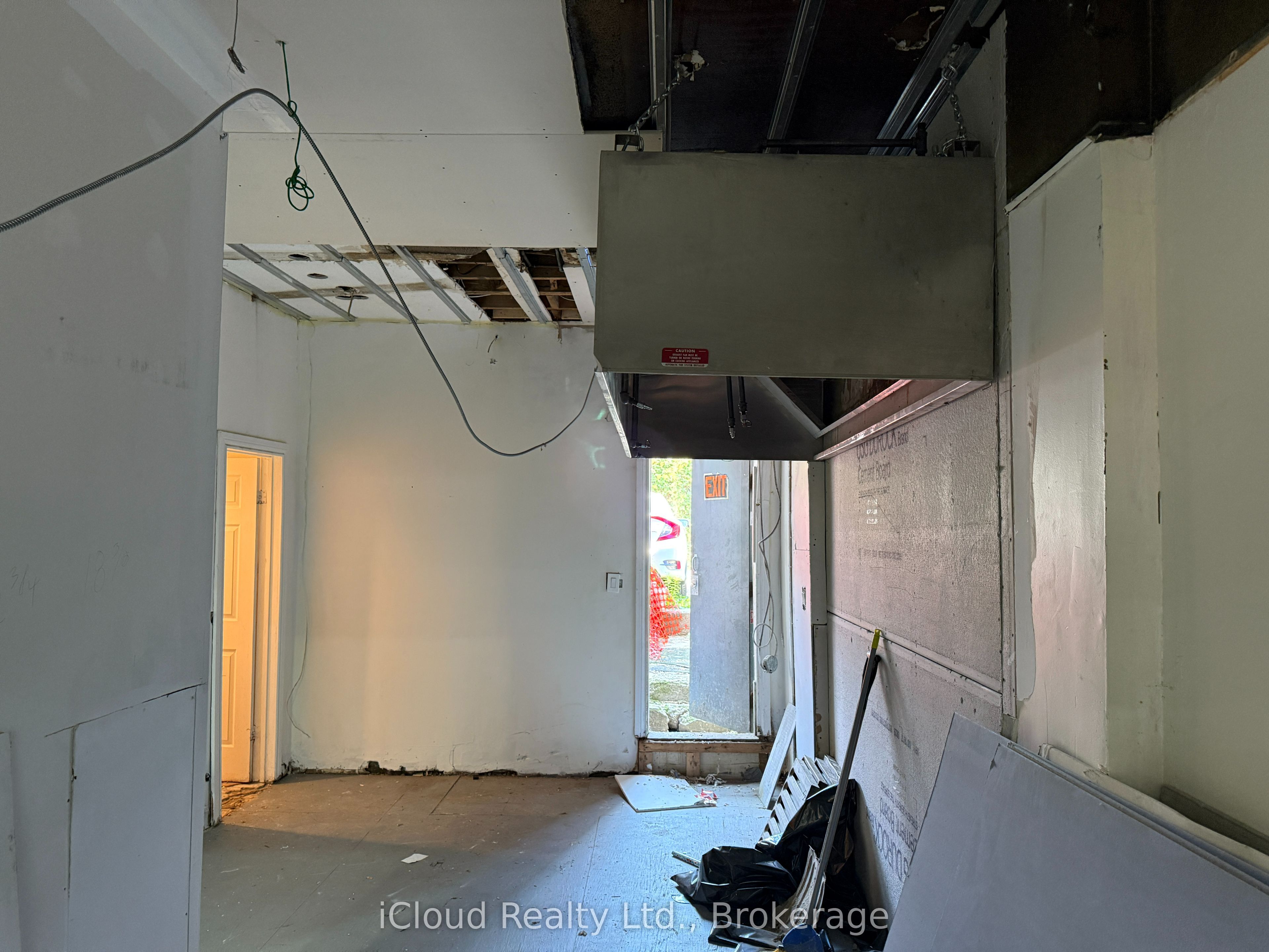 1552 Eglinton Avenue W Property Photo 6