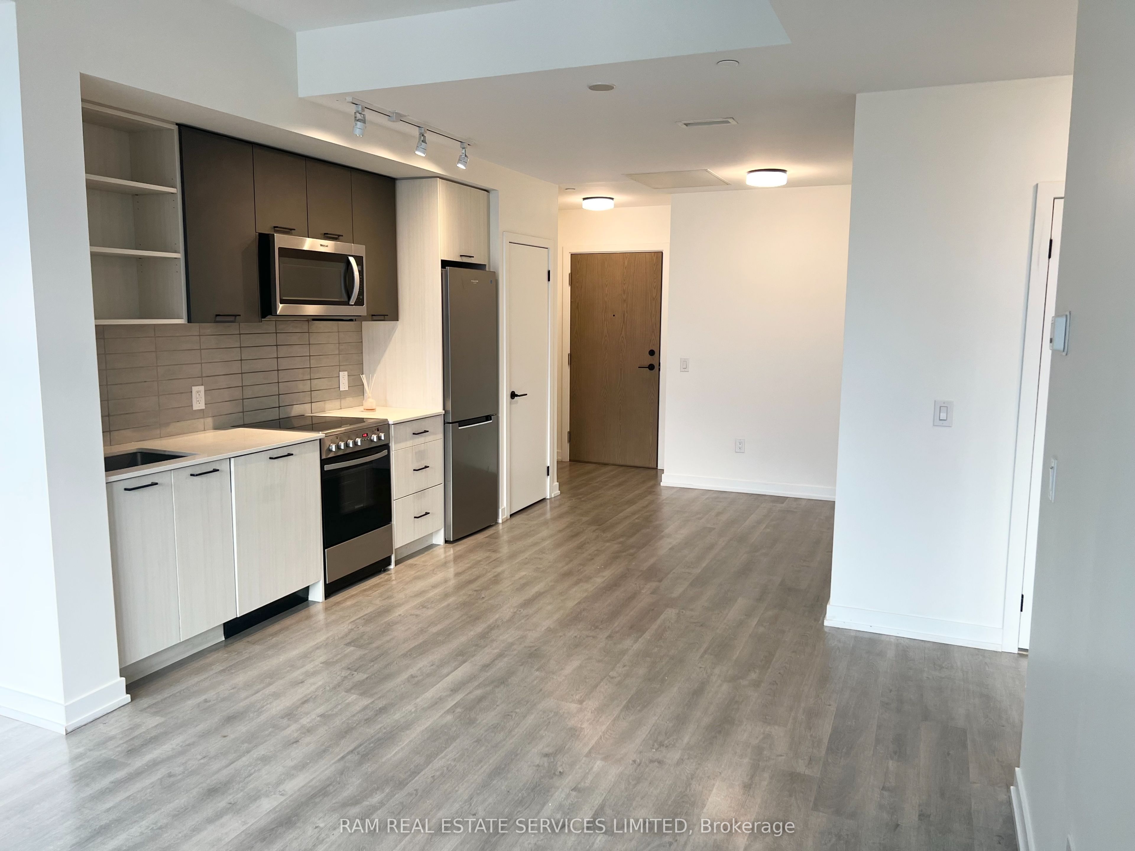 2300 St Clair Avenue W 627 Property Photo 4