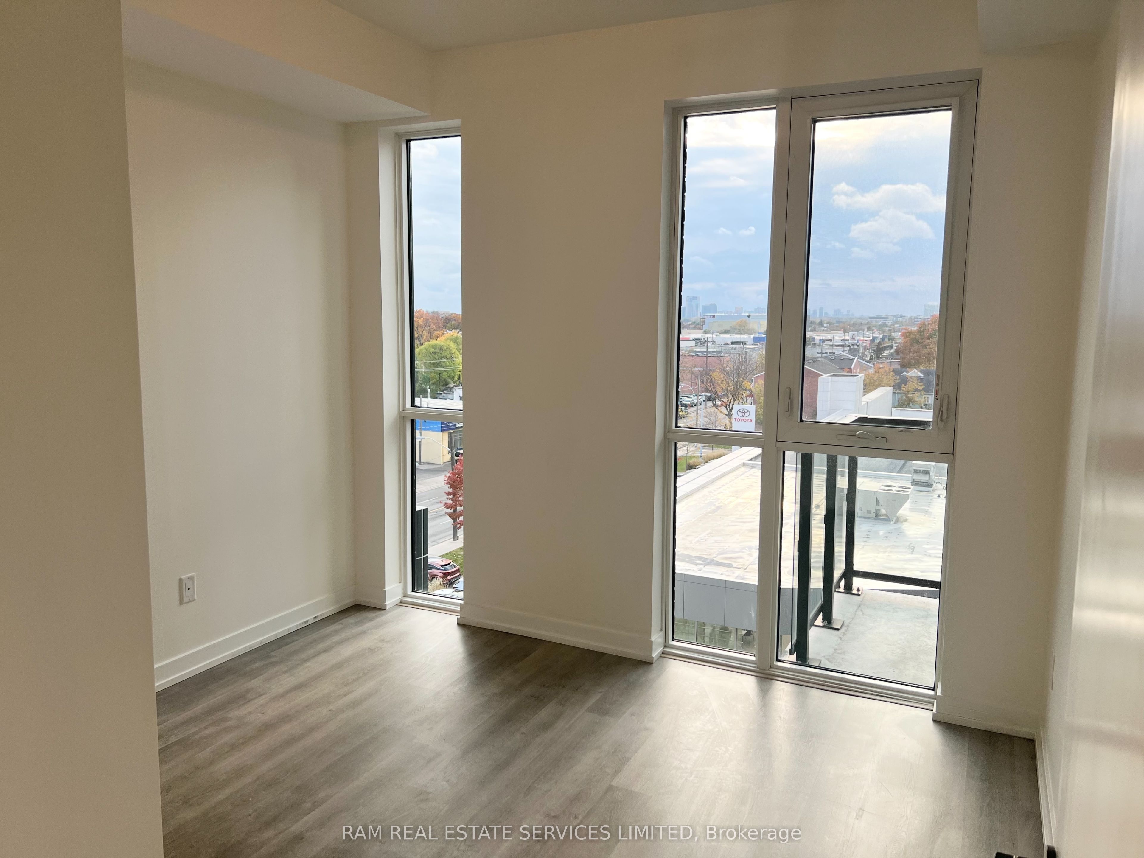 2300 St Clair Avenue W 627 Property Photo 5