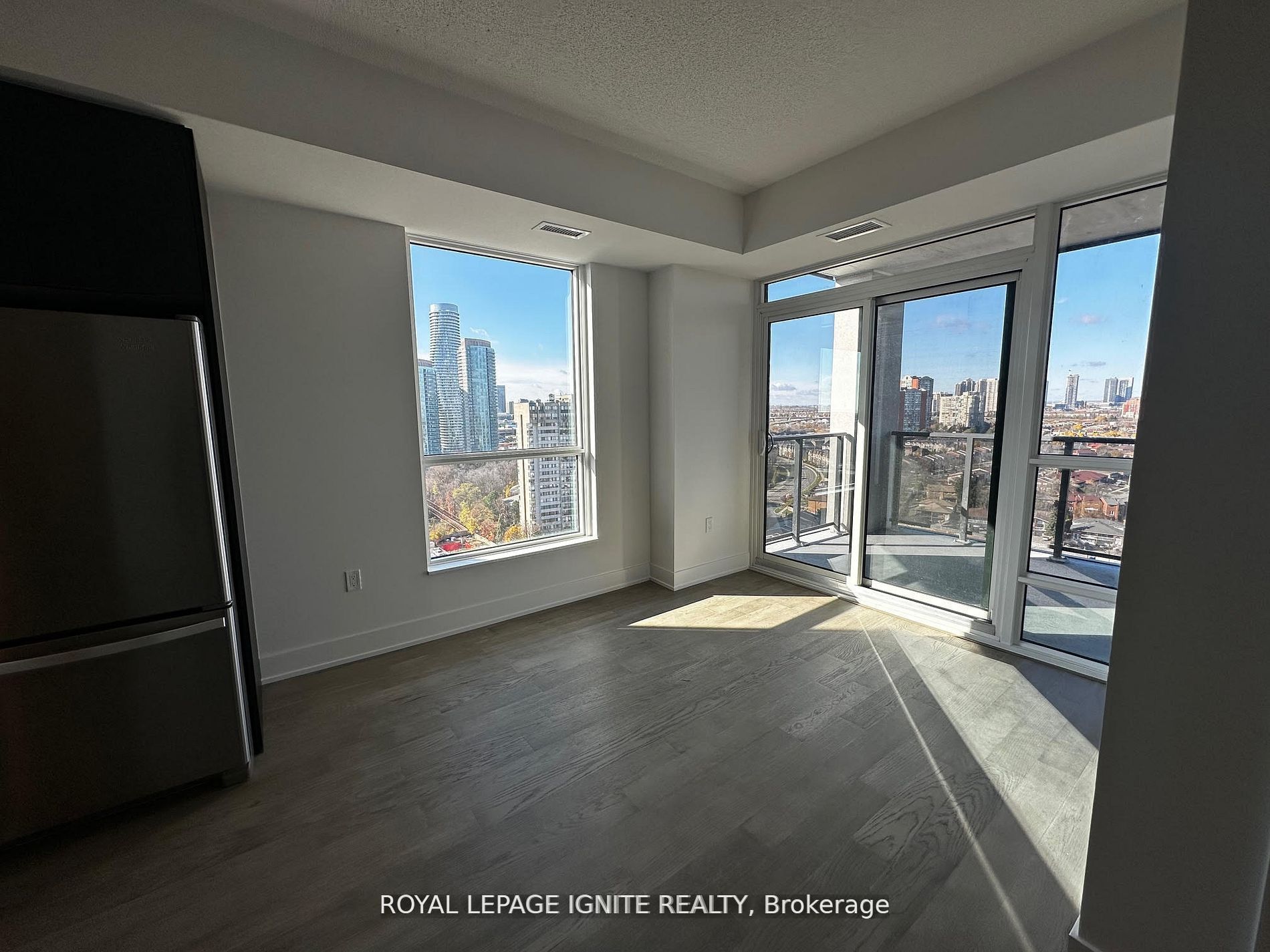 202 Burnhamthorpe Road E 1903 Property Photo 3