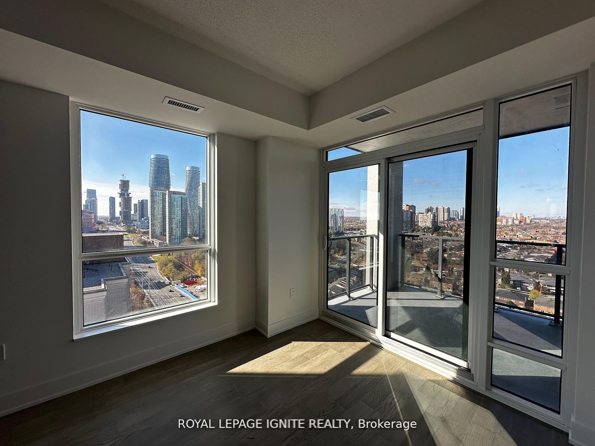 202 Burnhamthorpe Road E 1903 Property Photo 4