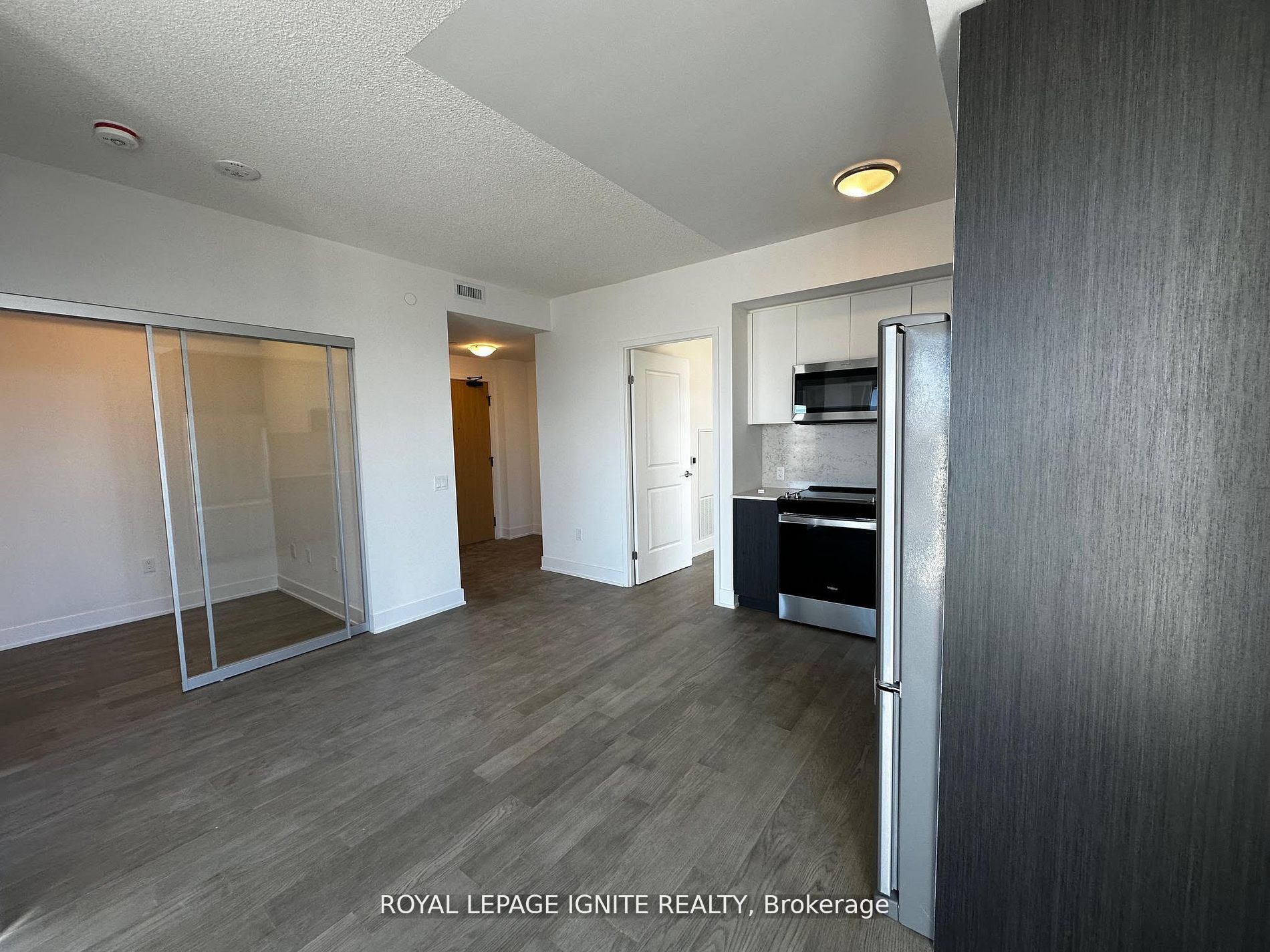 202 Burnhamthorpe Road E 1903 Property Photo 6