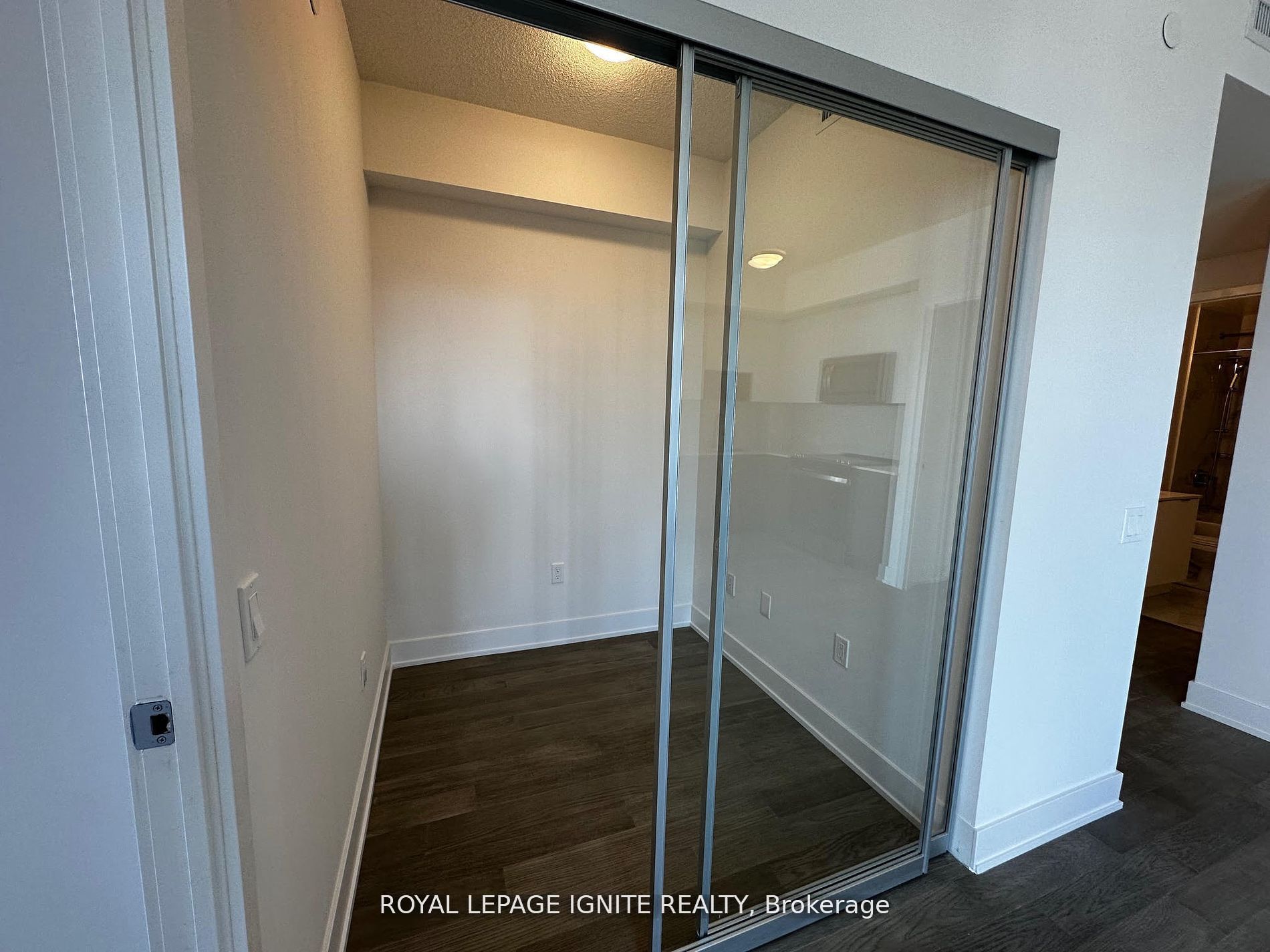 202 Burnhamthorpe Road E 1903 Property Photo 12