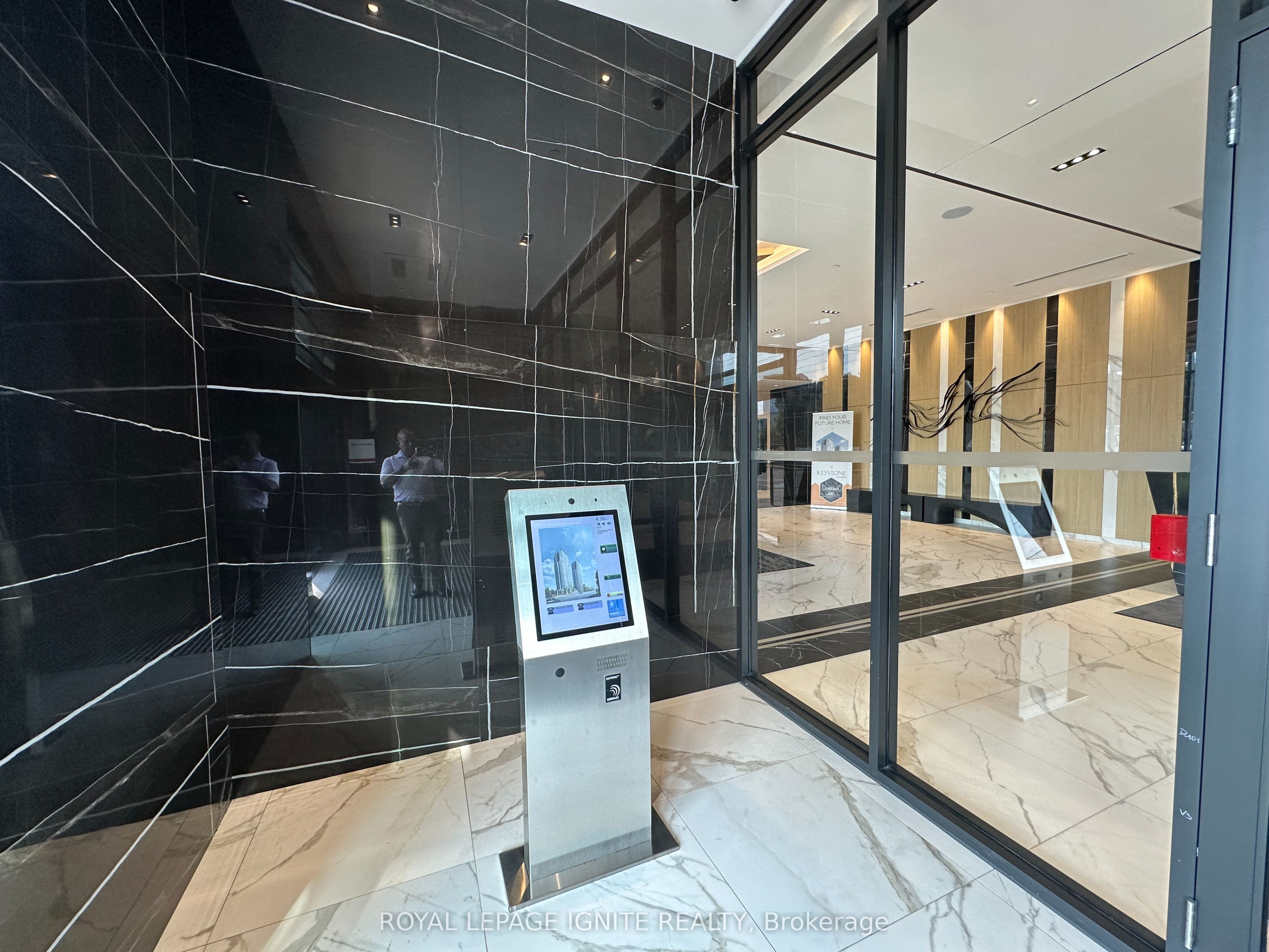 202 Burnhamthorpe Road E 1903 Property Photo 19