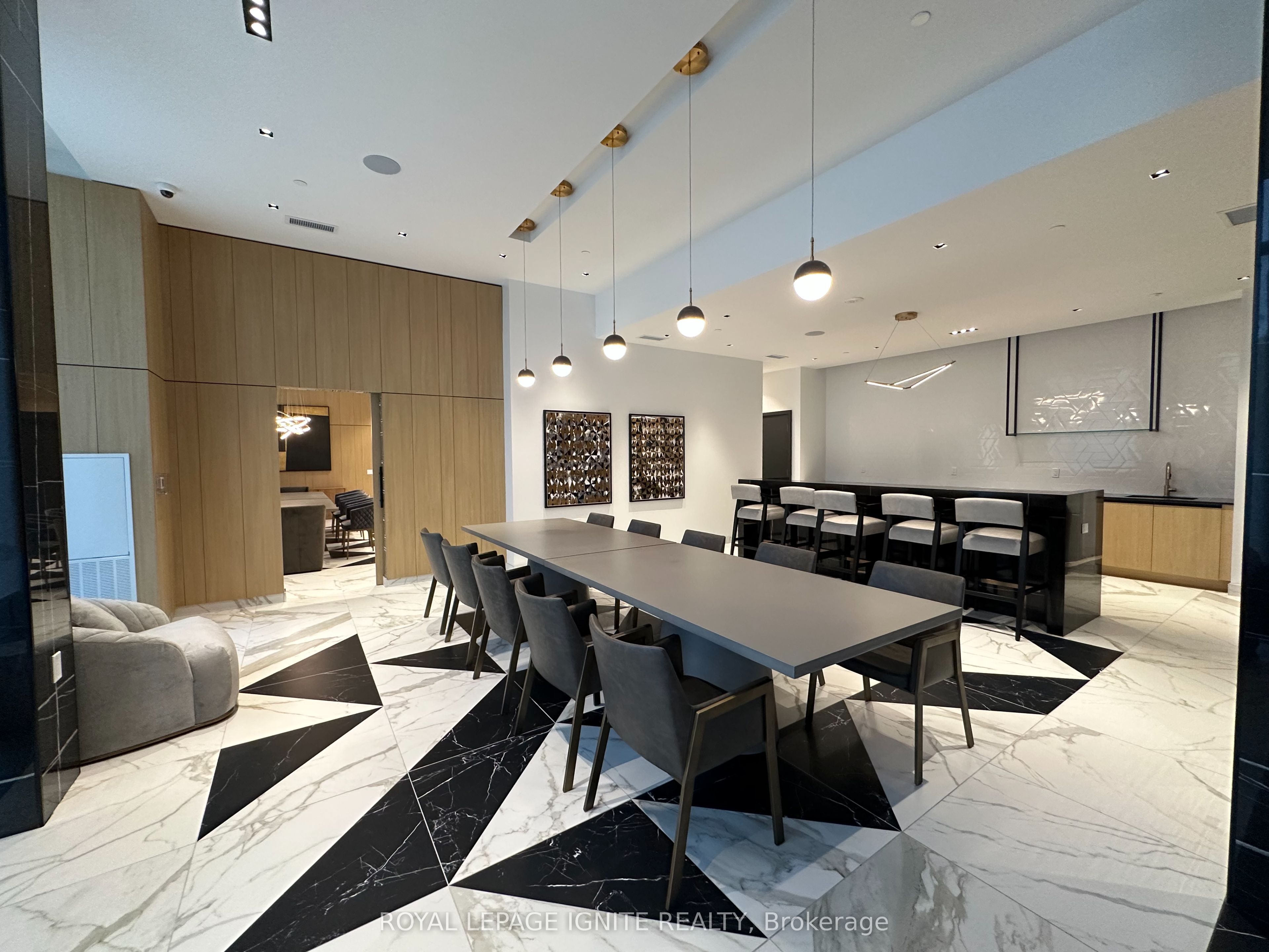 202 Burnhamthorpe Road E 1903 Property Photo 25