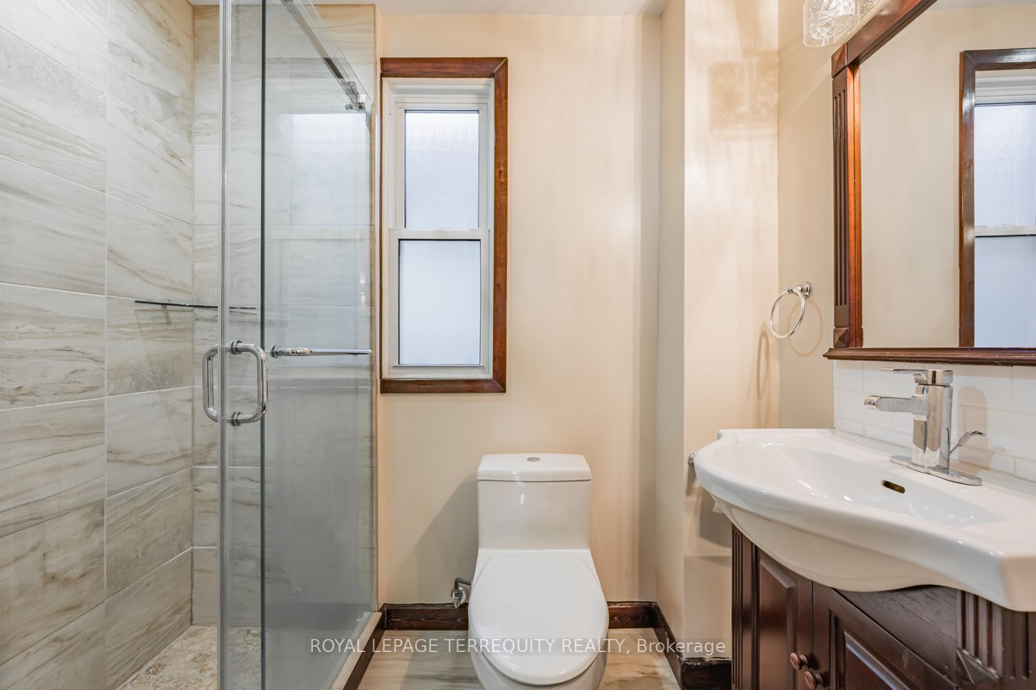 578 Durie Street Property Photo 8