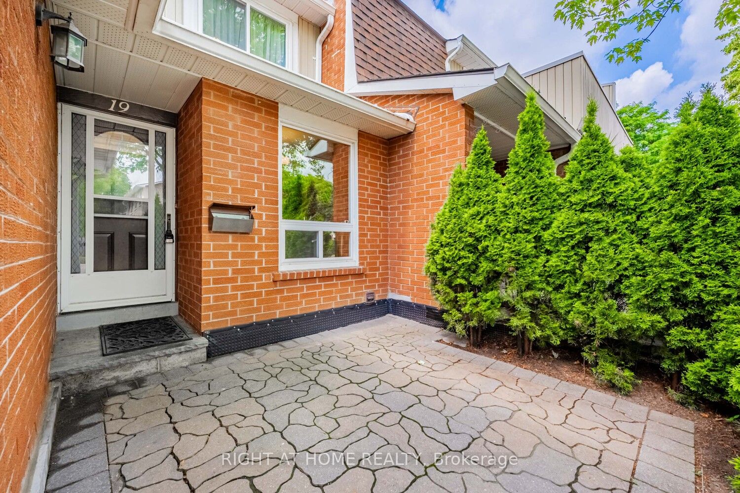 345 Ne Meadows Boulevard W 19 Property Photo 4