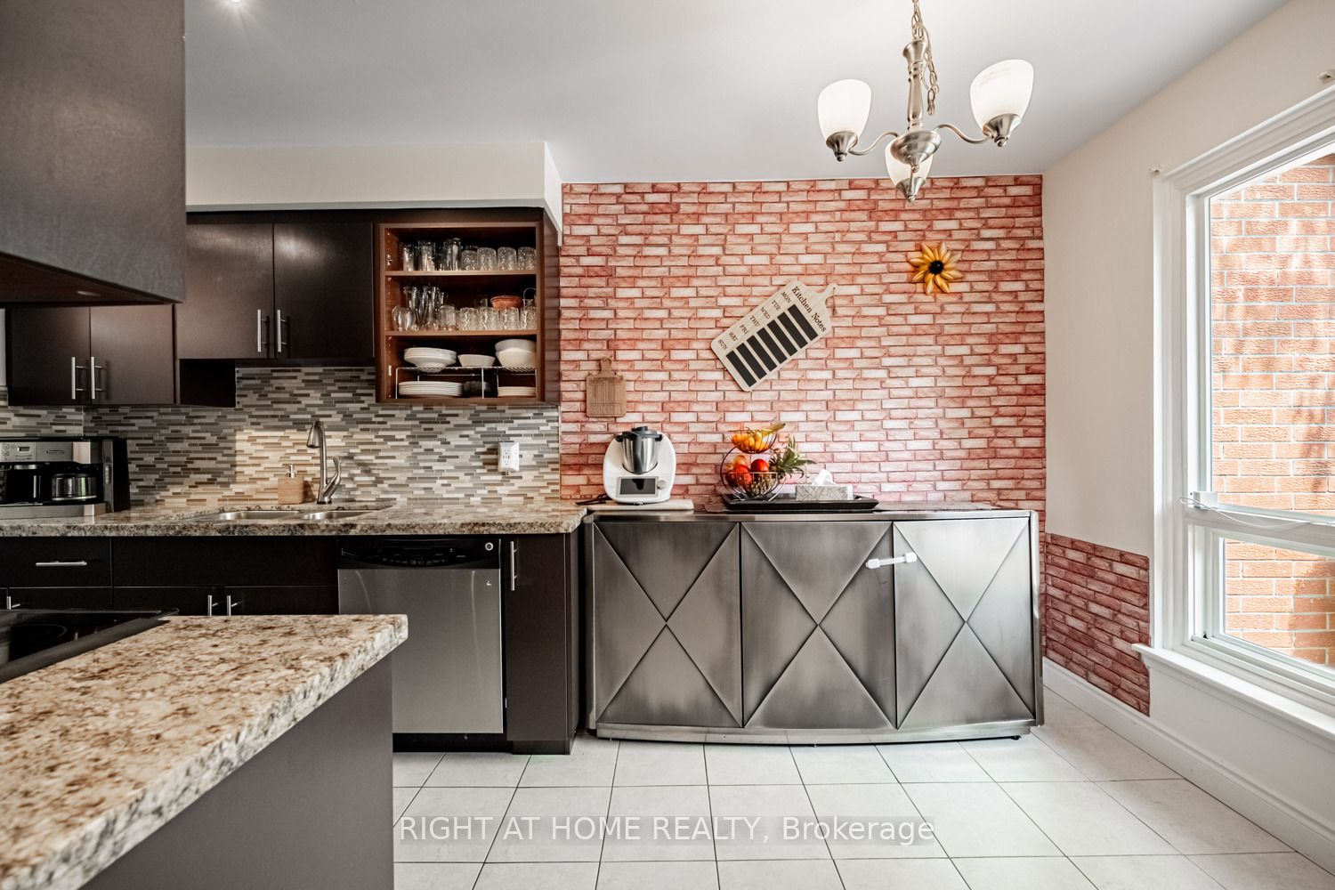 345 Ne Meadows Boulevard W 19 Property Photo 7