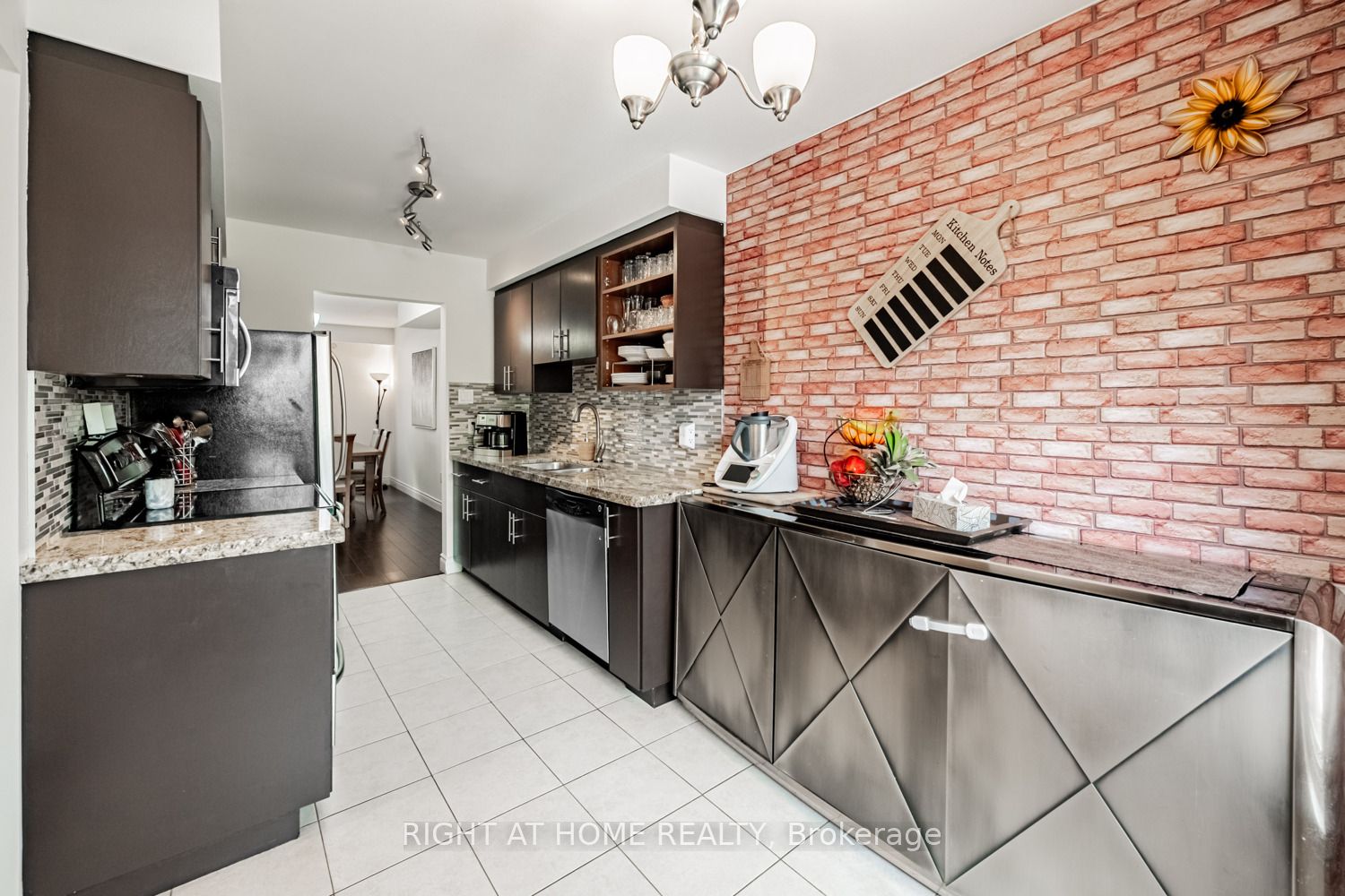 345 Ne Meadows Boulevard W 19 Property Photo 8