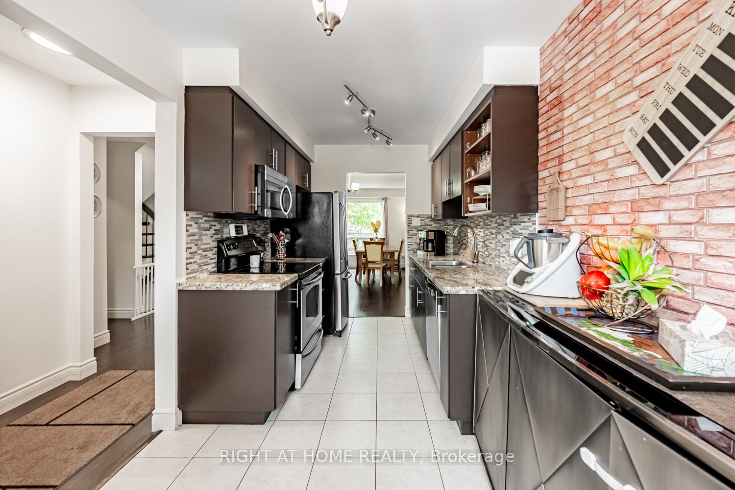 345 Ne Meadows Boulevard W 19 Property Photo 9