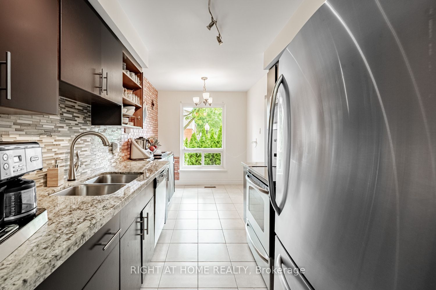 345 Ne Meadows Boulevard W 19 Property Photo 11