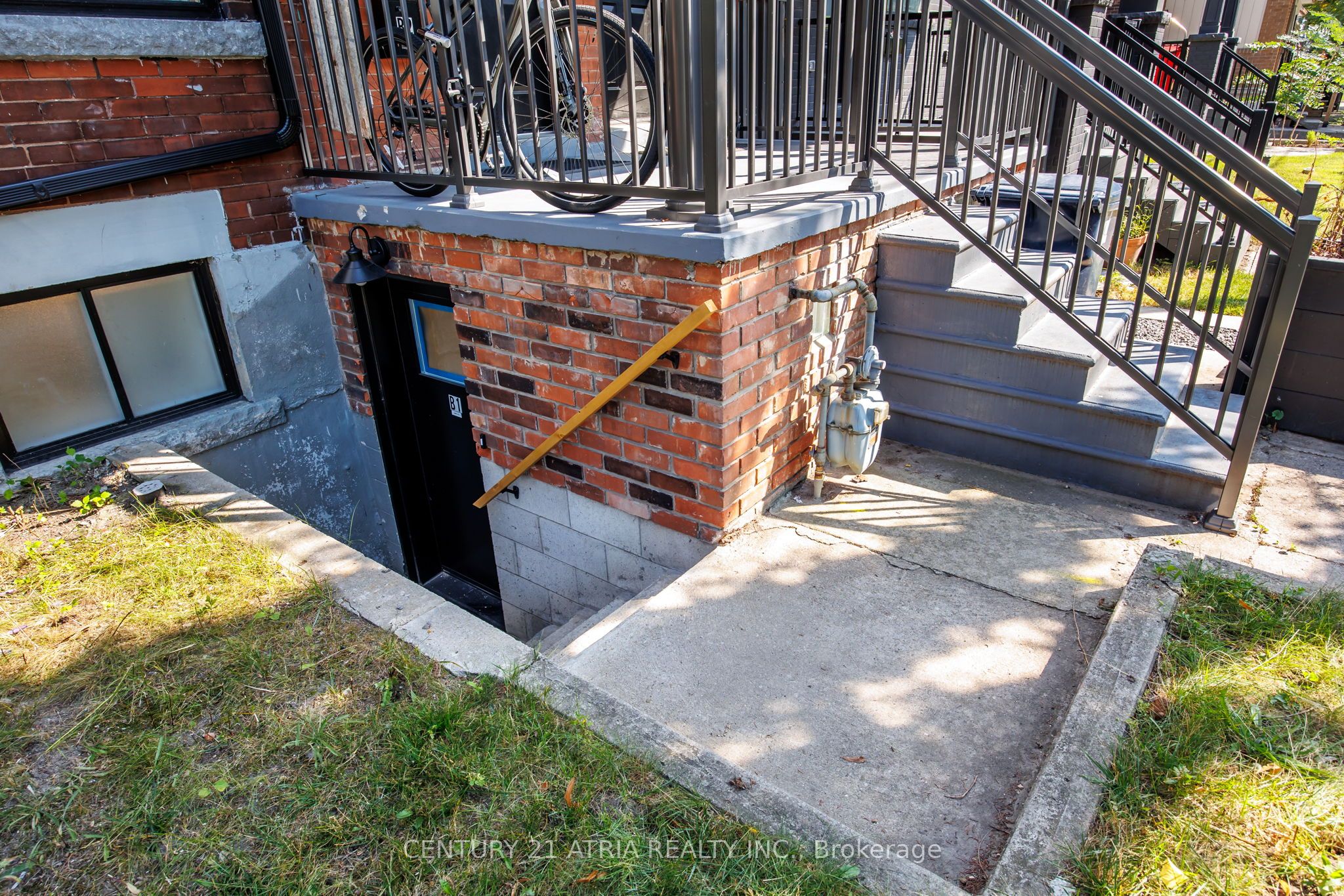 451 Lansdowne Avenue Basement Front Unit Property Photo 6