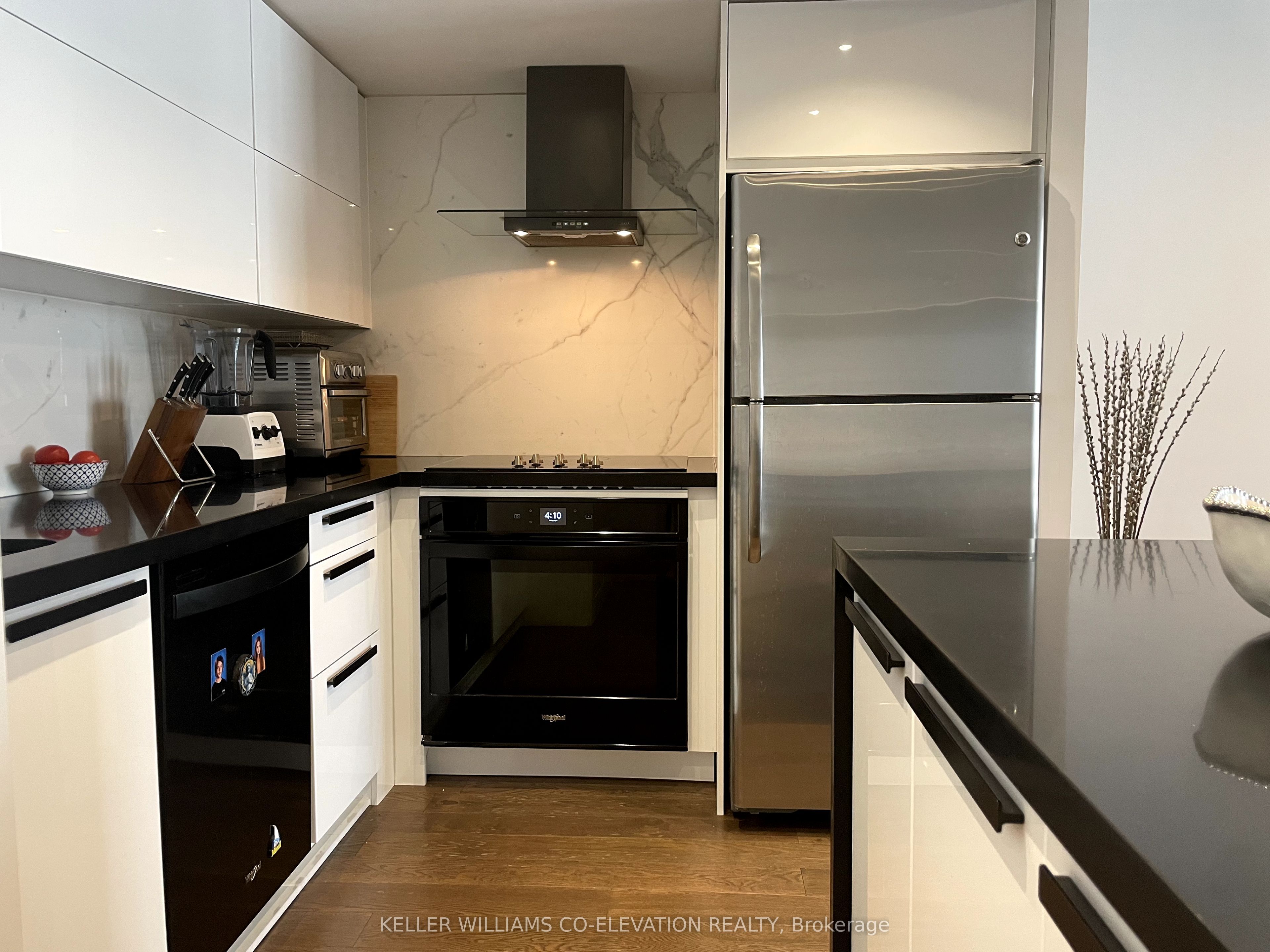 2091 Hurontario Street 707 Property Photo 3