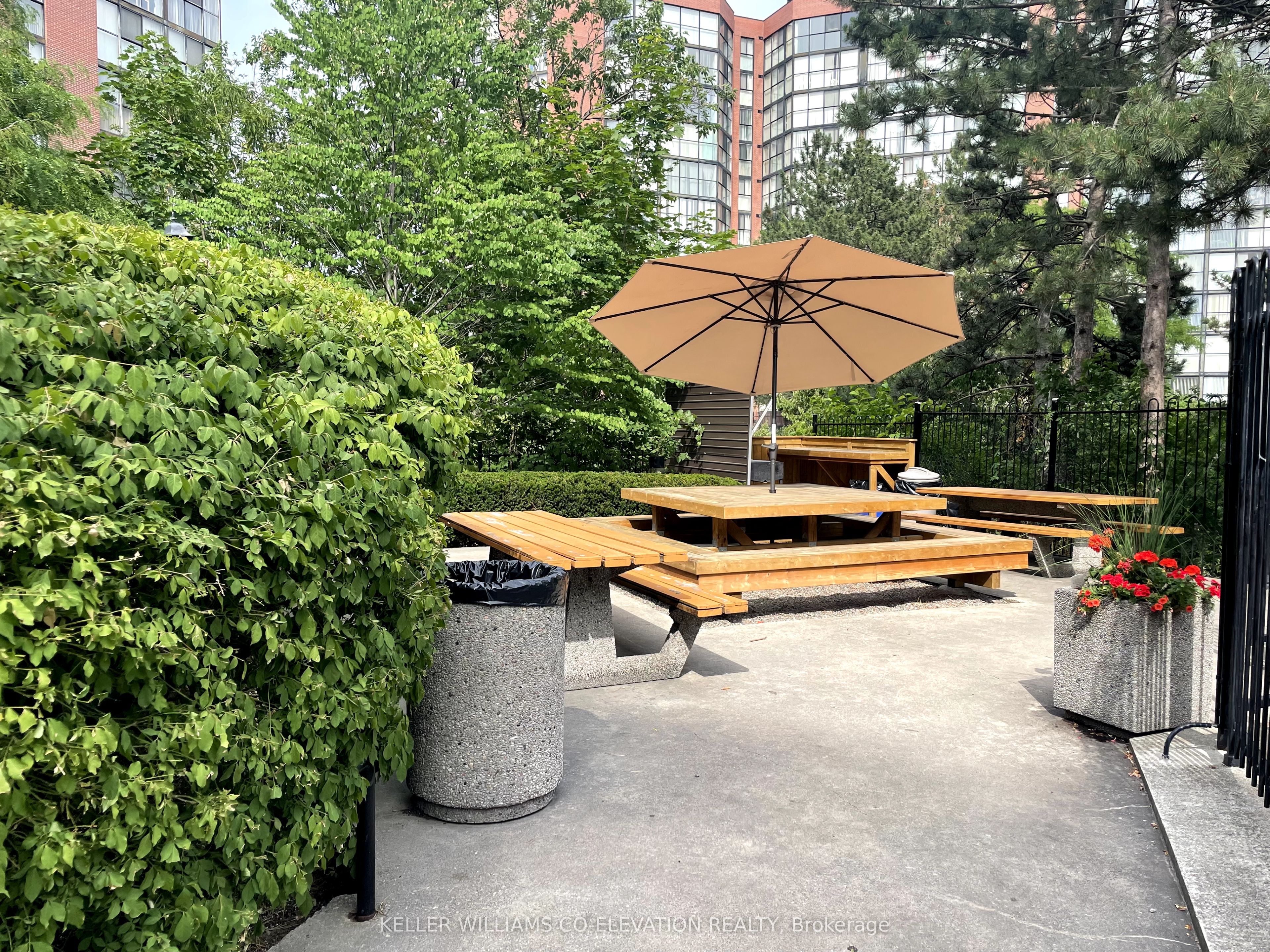 2091 Hurontario Street 707 Property Photo 23