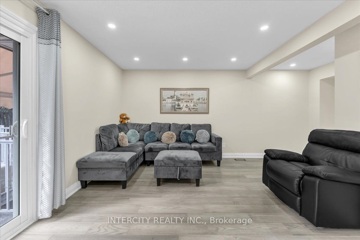 6 Hedley Court Property Photo 8