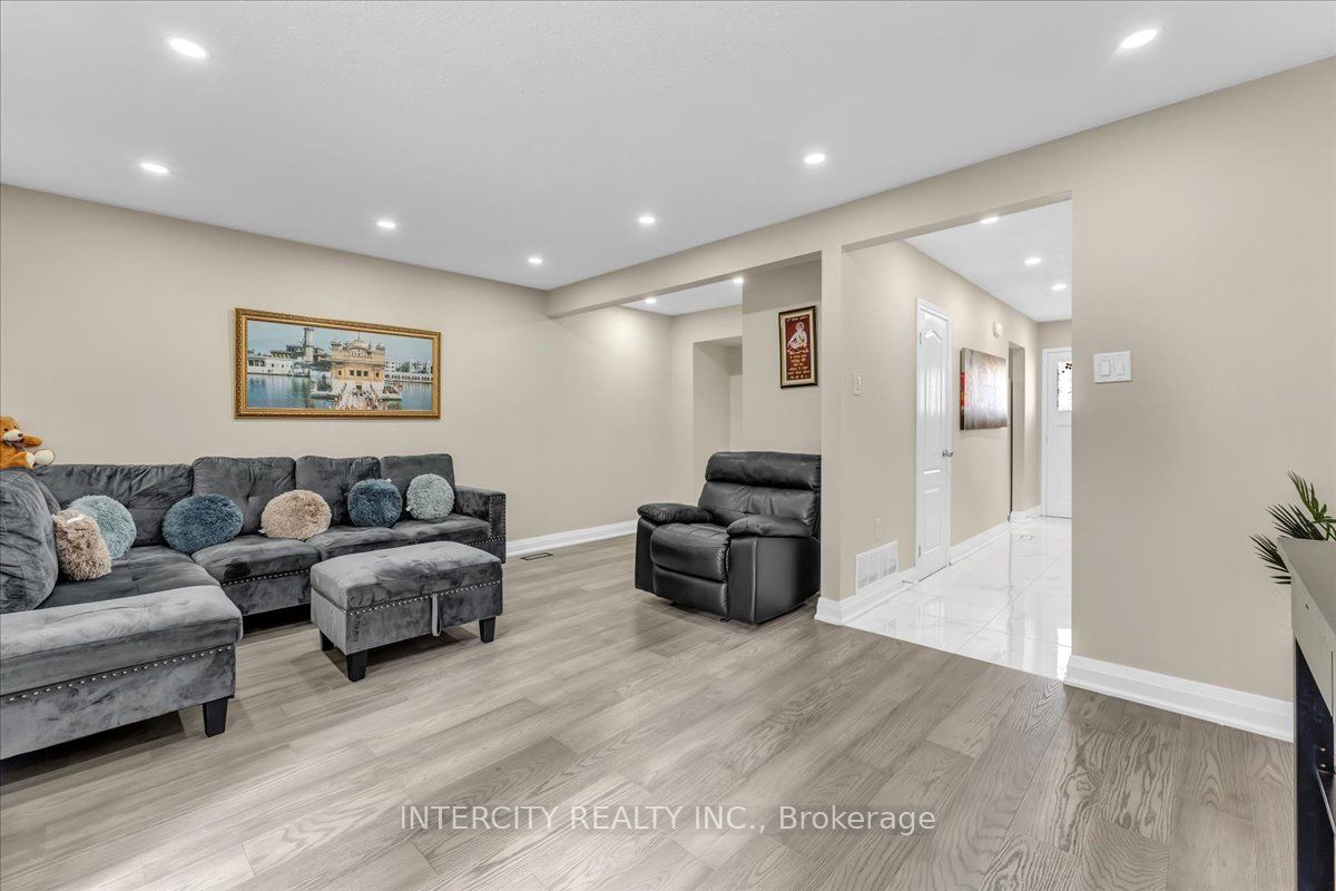 6 Hedley Court Property Photo 9