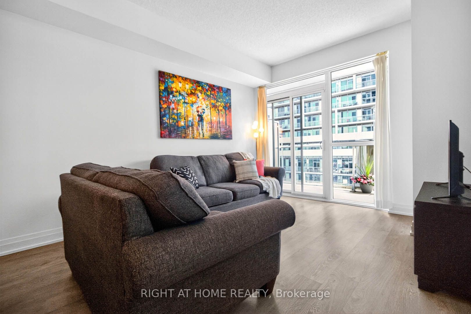 65 Speers Road 607 Property Photo 4