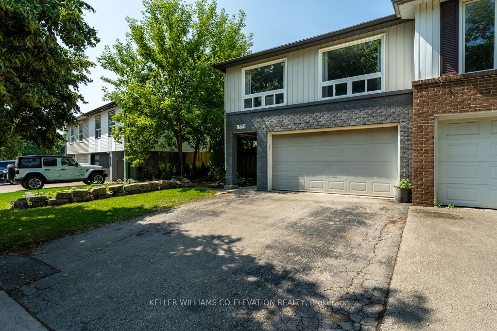 1555 Newlands Crescent Property Photo 2