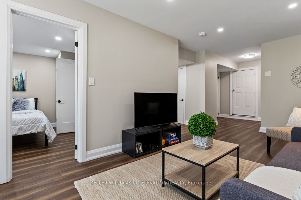 1555 Newlands Crescent Property Photo 7