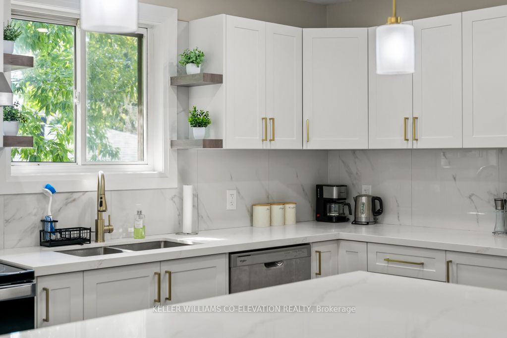 1555 Newlands Crescent Property Photo 16