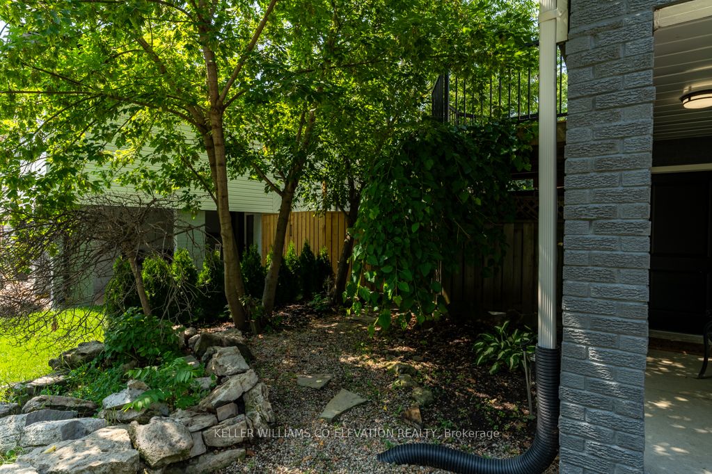 1555 Newlands Crescent Property Photo 31