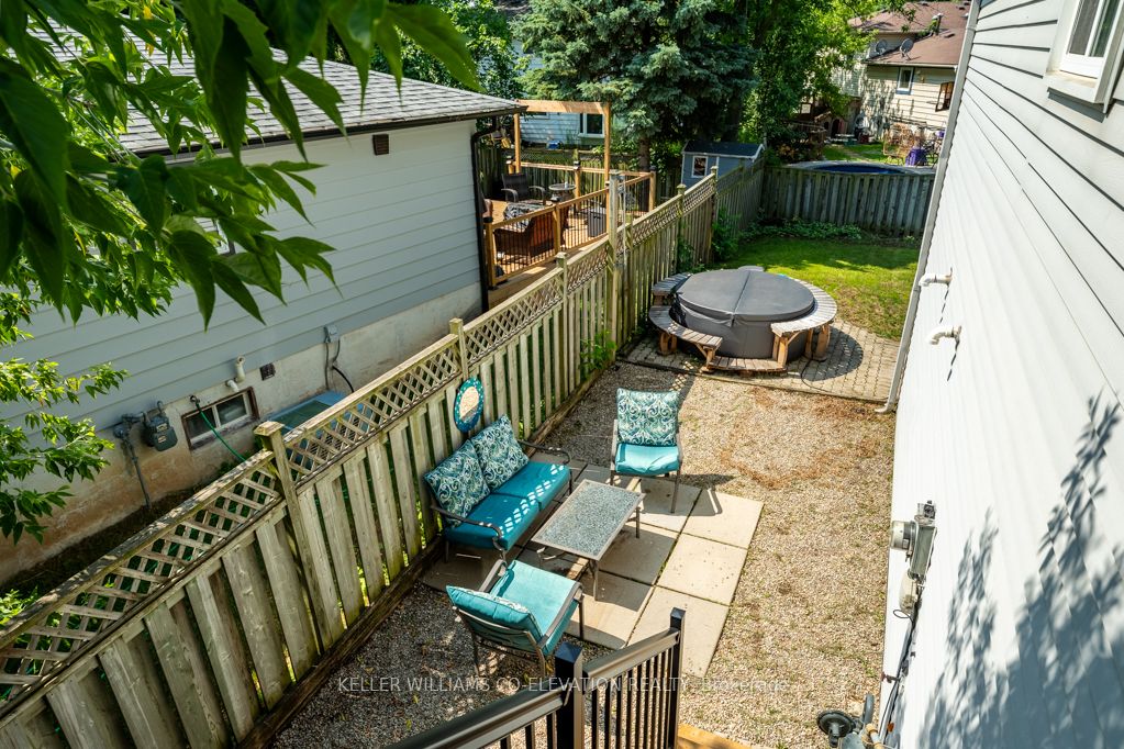 1555 Newlands Crescent Property Photo 37