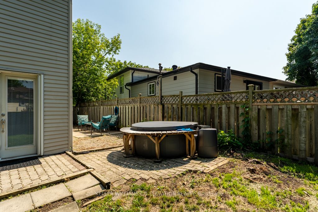 1555 Newlands Crescent Property Photo 38