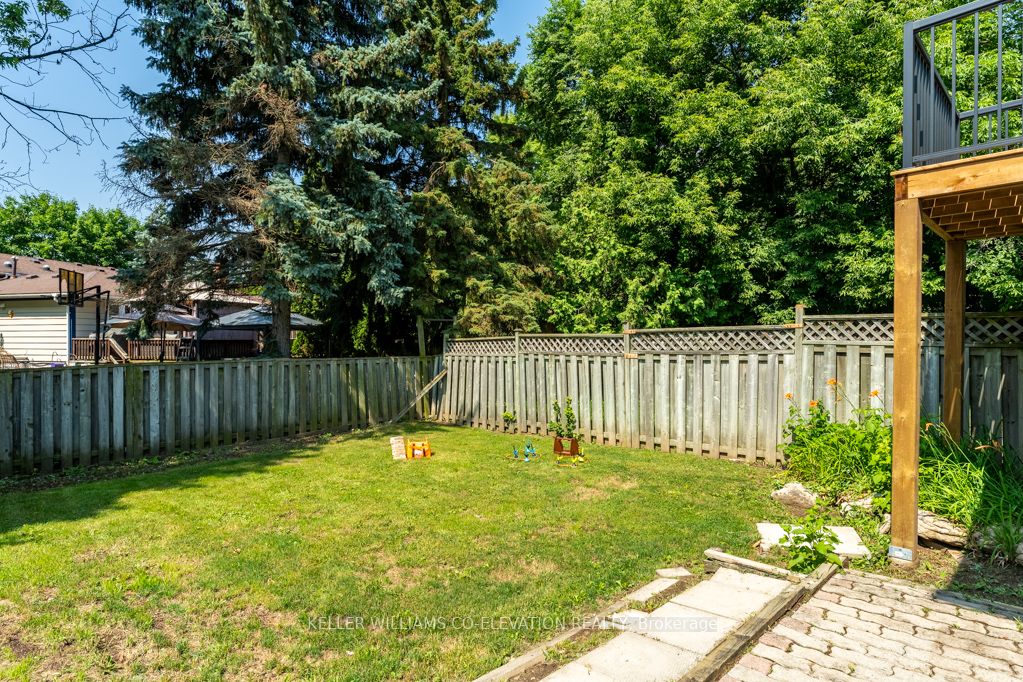 1555 Newlands Crescent Property Photo 39