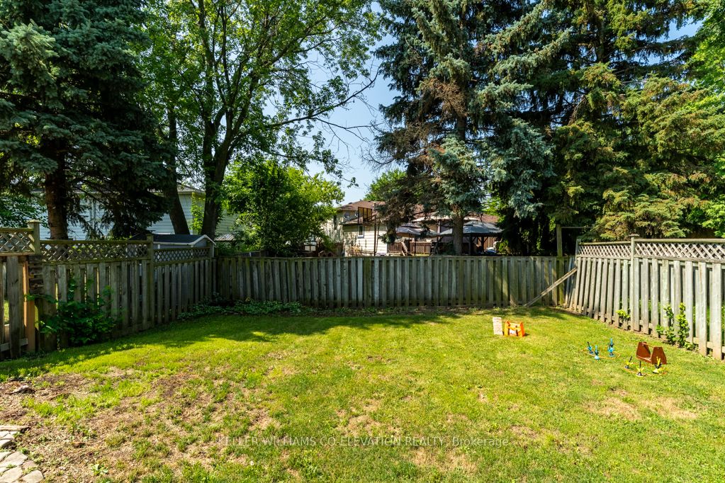 1555 Newlands Crescent Property Photo 40