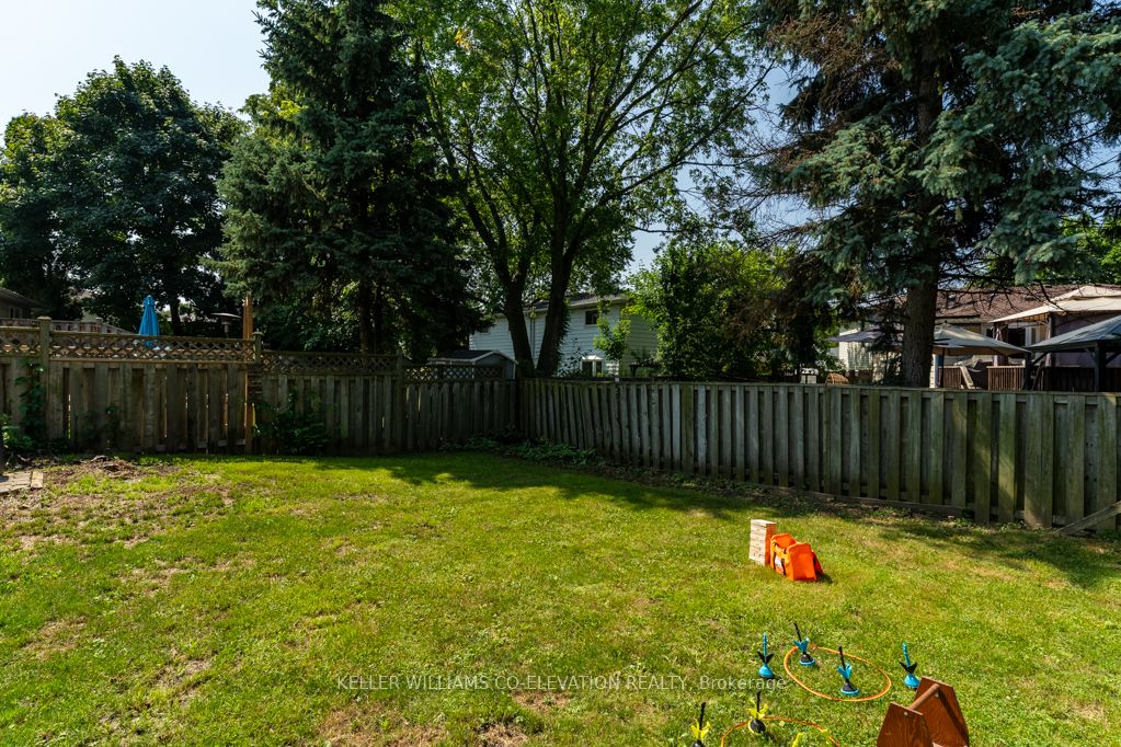 1555 Newlands Crescent Property Photo 41