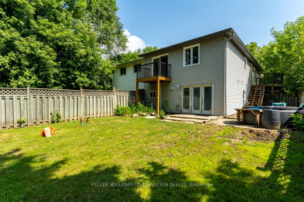 1555 Newlands Crescent Property Photo 44