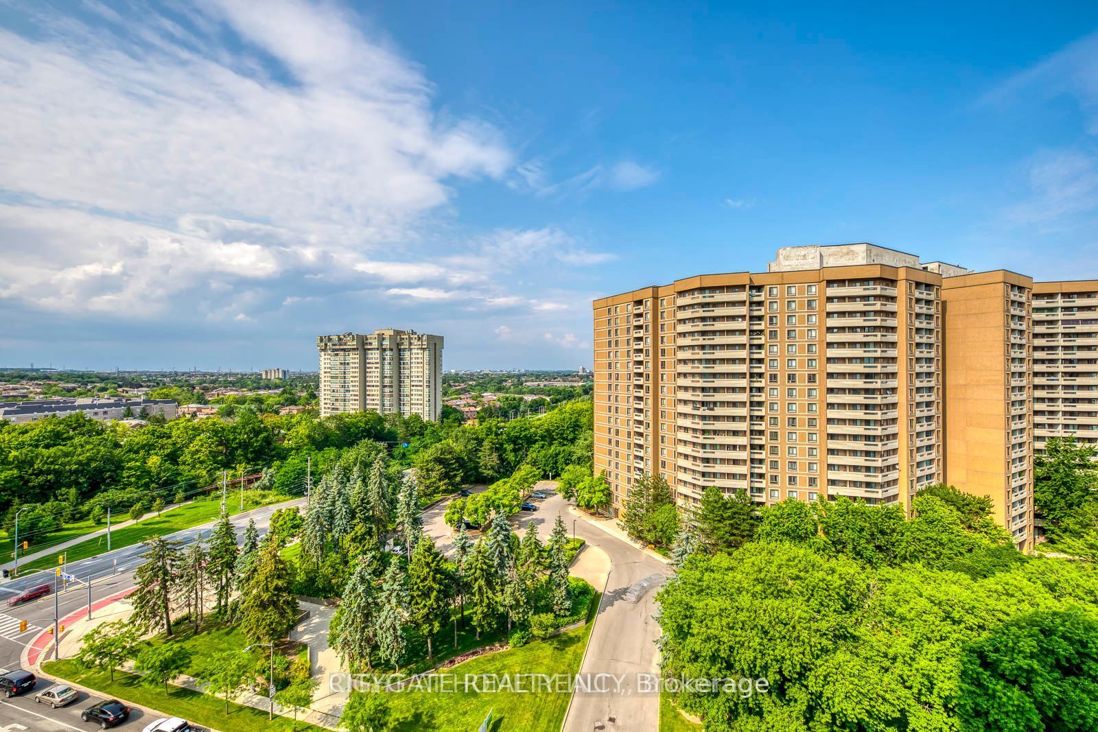 3700 Kaneff Crescent 1412 Property Photo 2