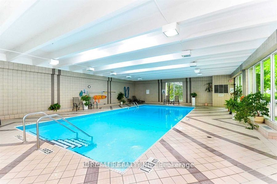 3700 Kaneff Crescent 1412 Property Photo 3