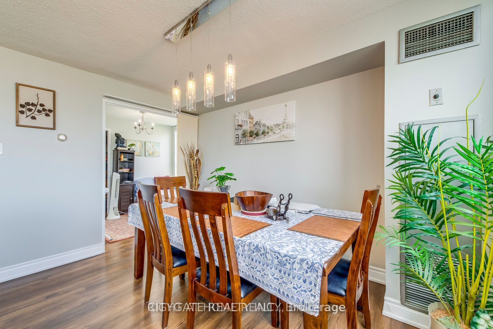 3700 Kaneff Crescent 1412 Property Photo 4