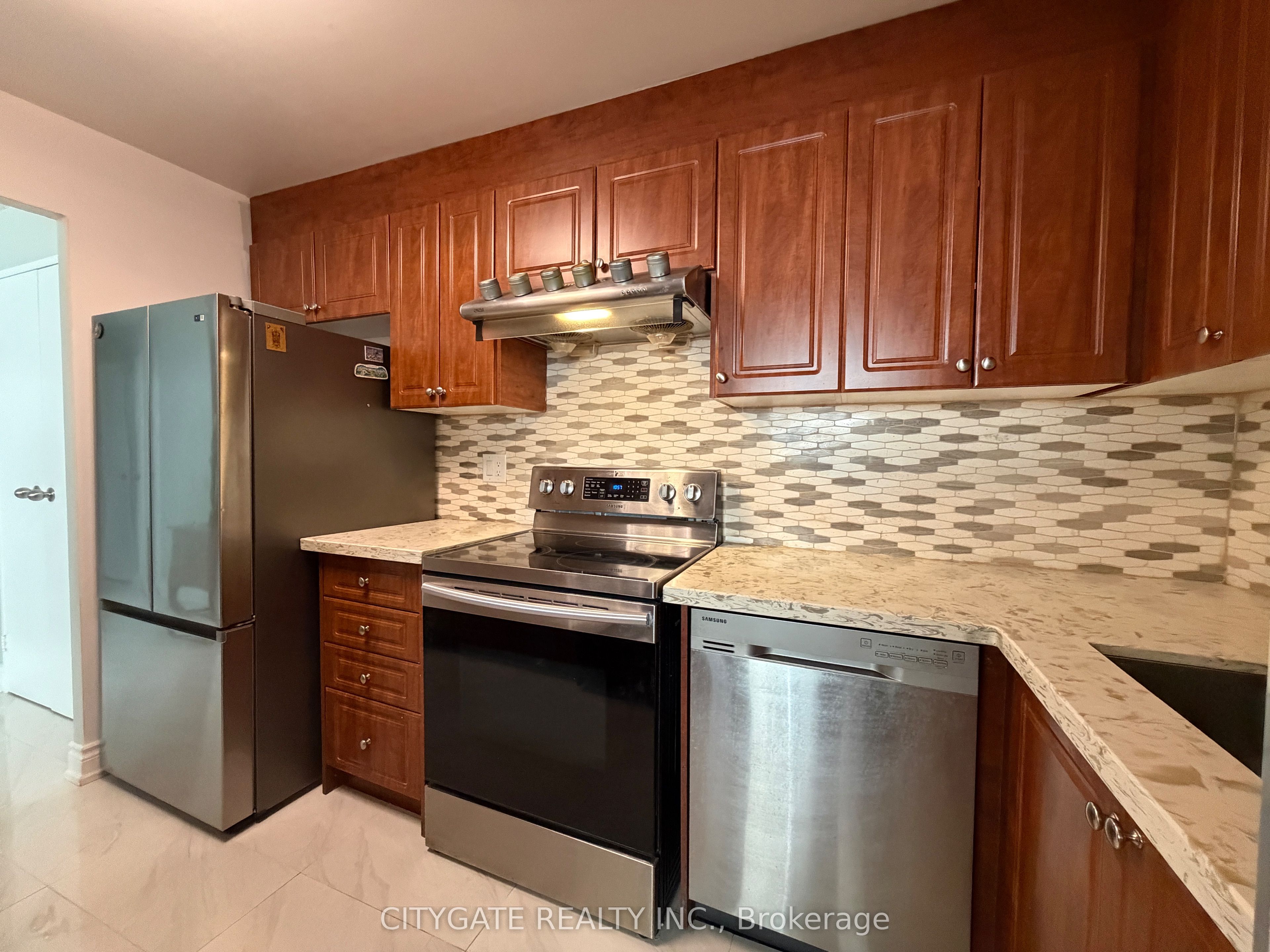 3700 Kaneff Crescent 1412 Property Photo 9