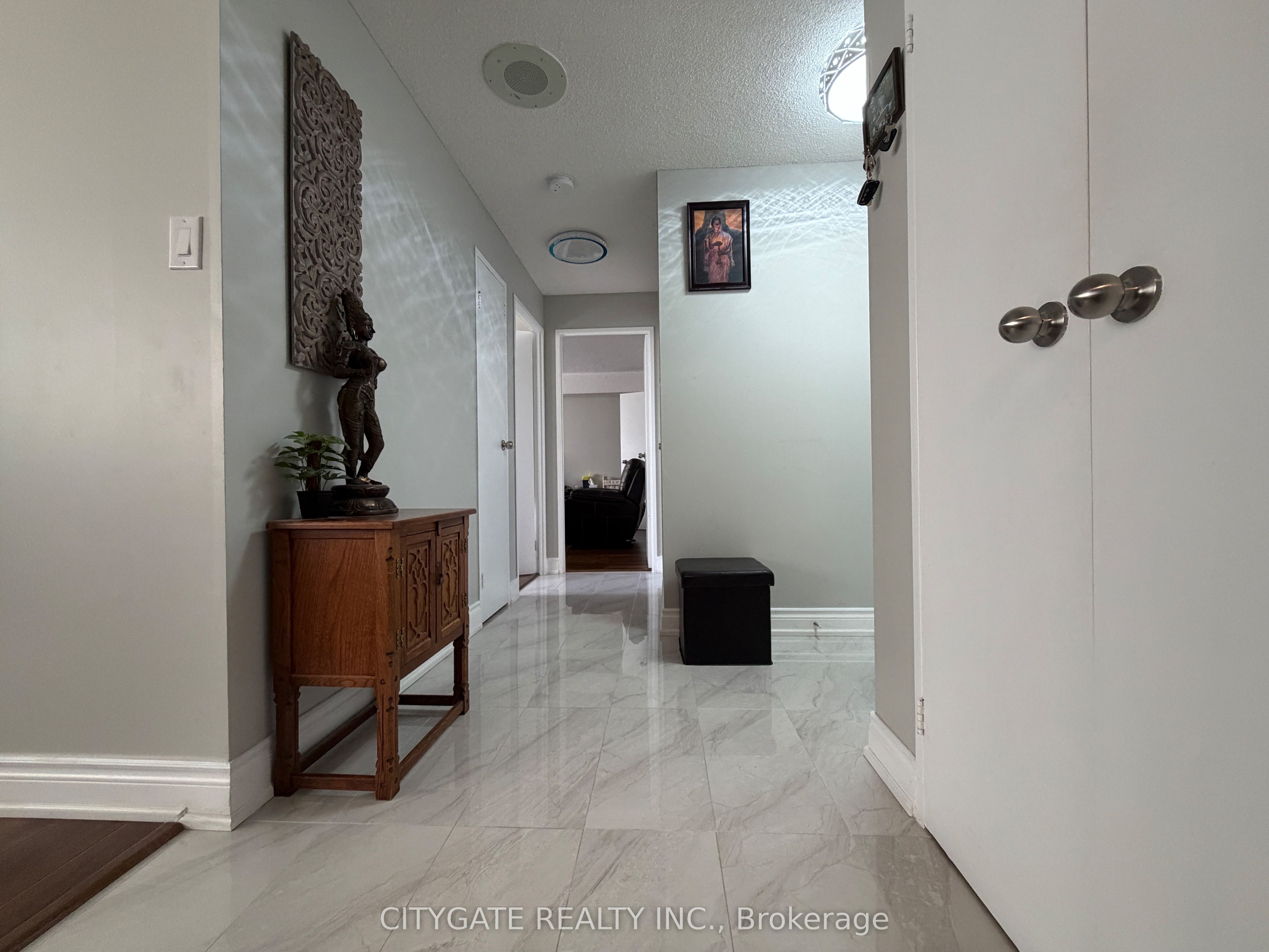 3700 Kaneff Crescent 1412 Property Photo 10