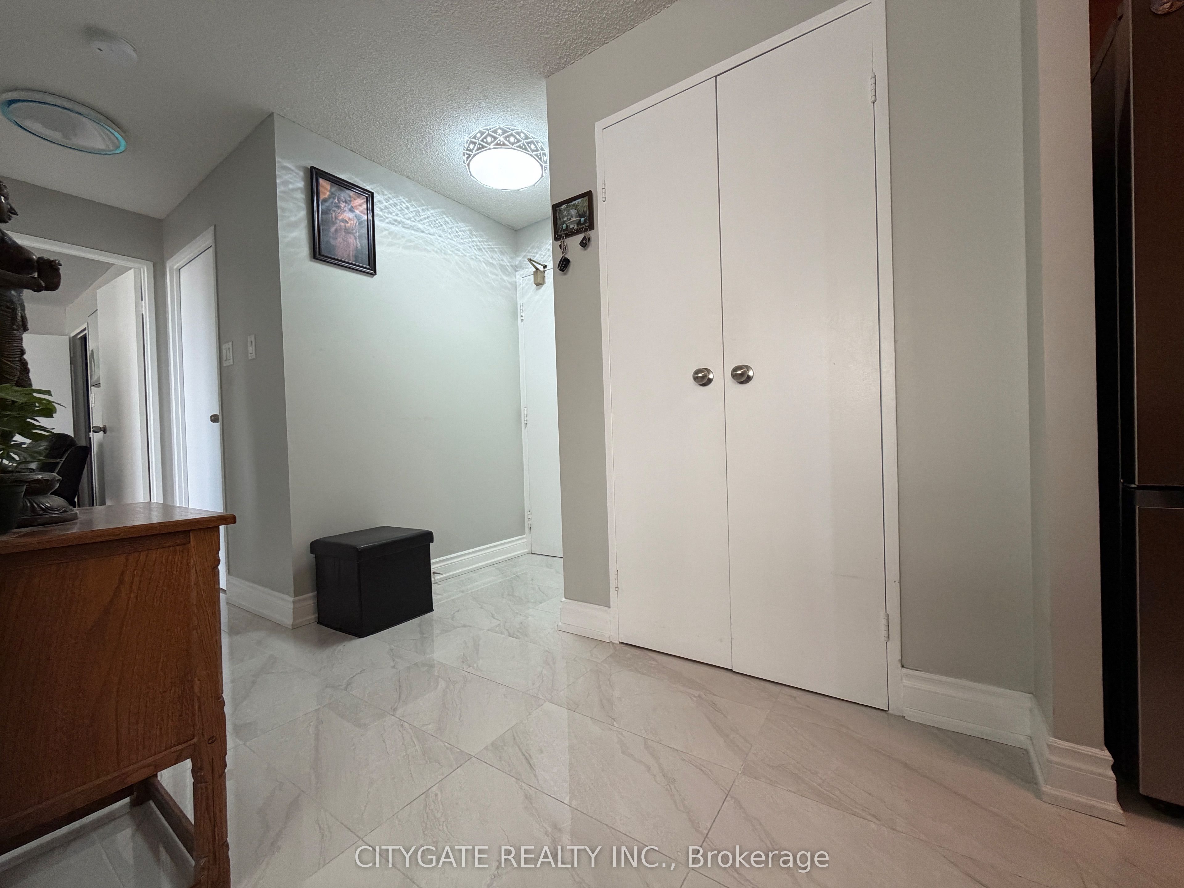 3700 Kaneff Crescent 1412 Property Photo 11