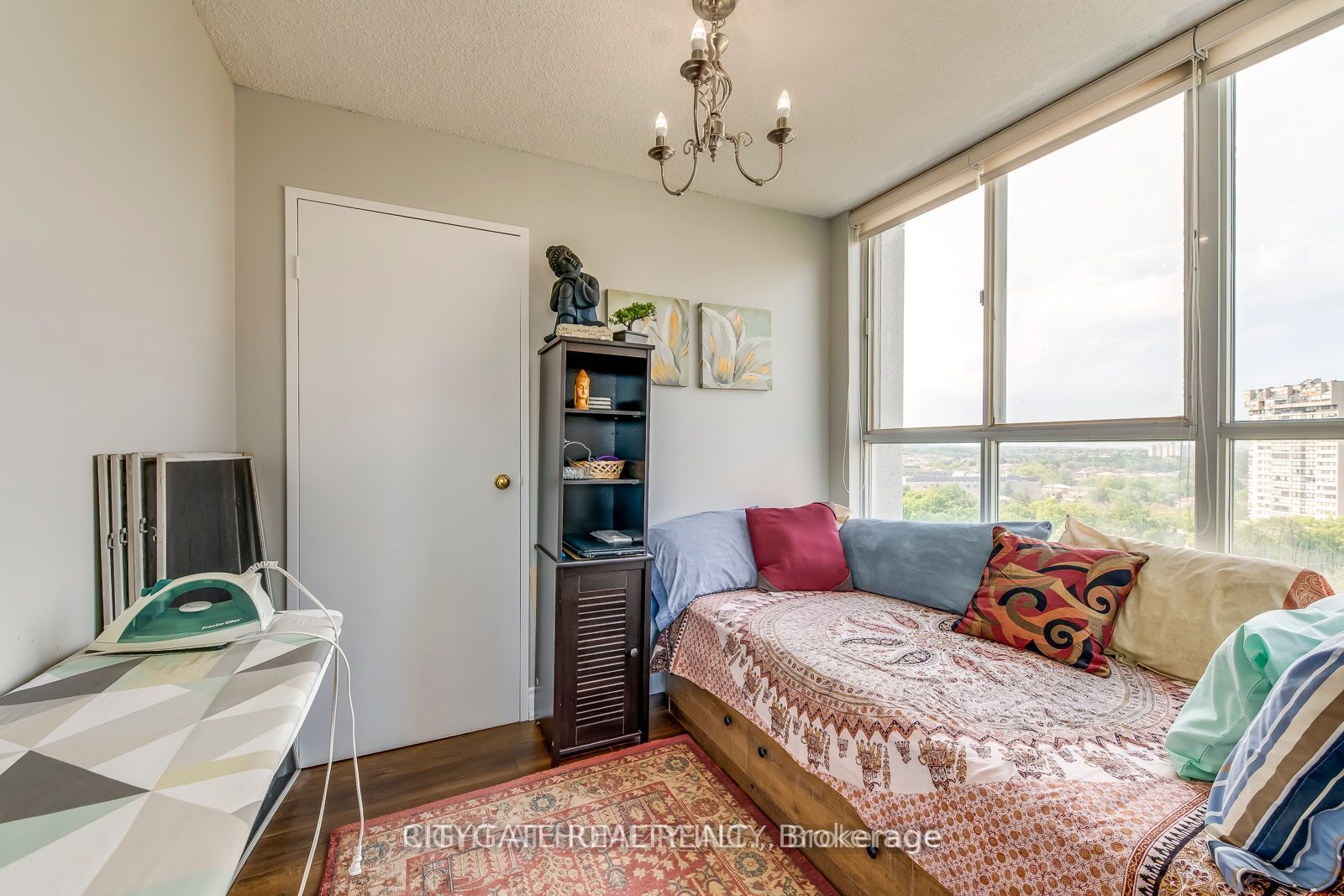 3700 Kaneff Crescent 1412 Property Photo 16