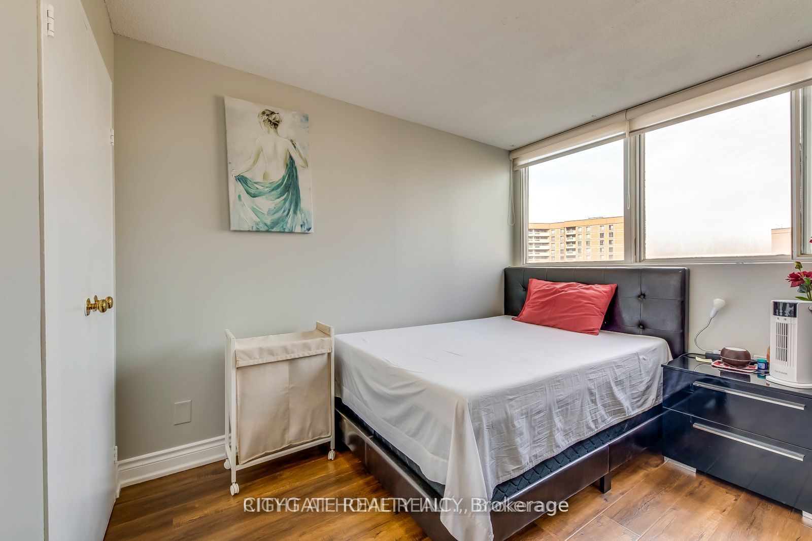 3700 Kaneff Crescent 1412 Property Photo 23