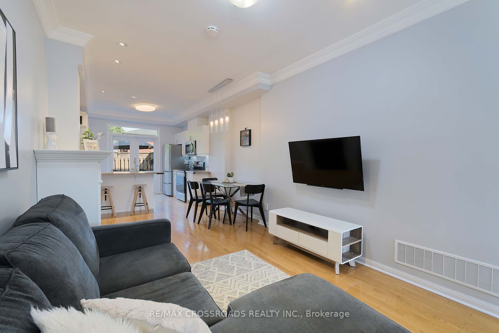 3890 Bloor Street W 6 Property Photo 4