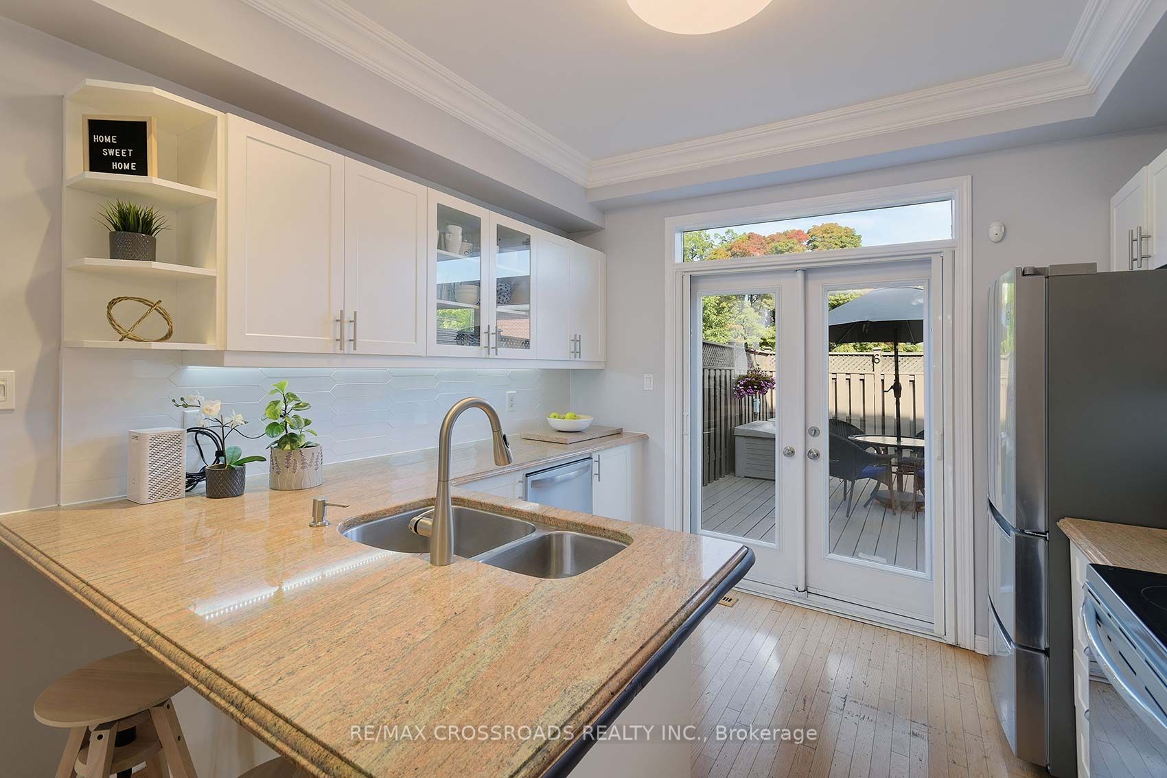 3890 Bloor Street W 6 Property Photo 8