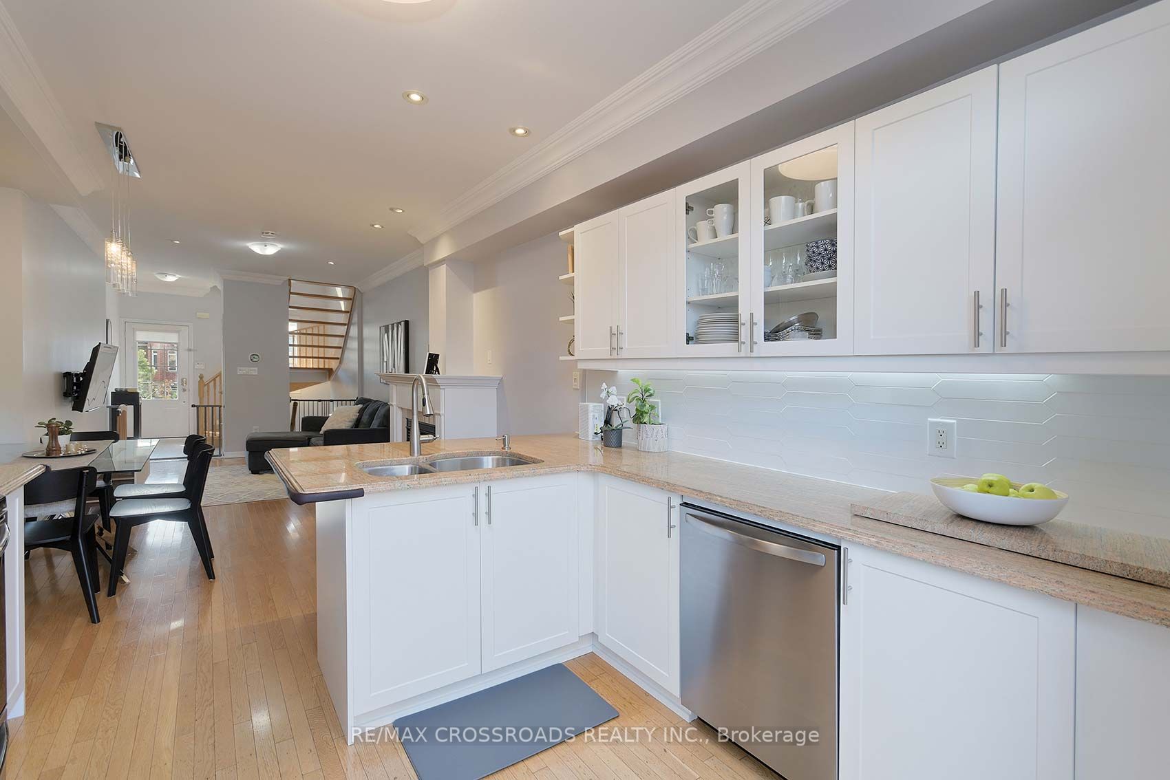 3890 Bloor Street W 6 Property Photo 9